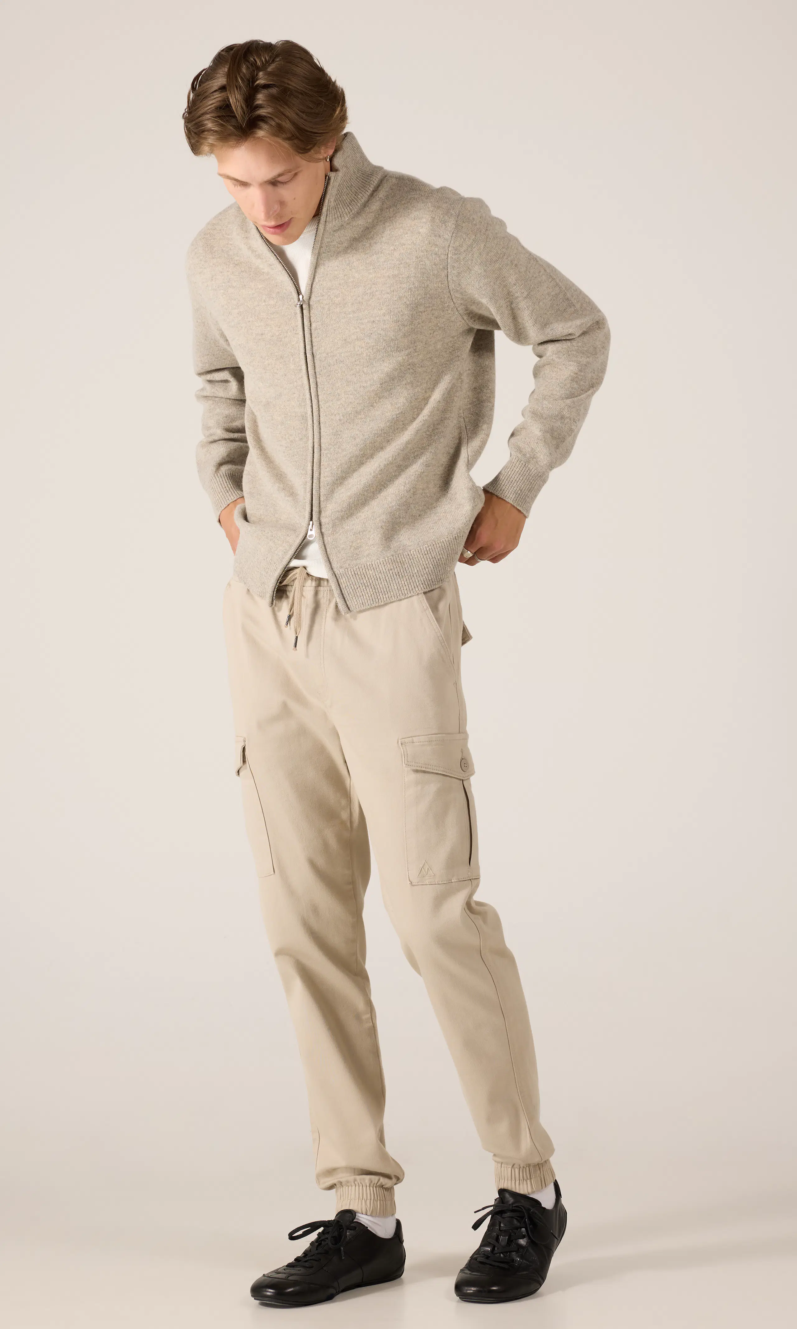 Nico Beige Cargobyxa. Front 1. Model.