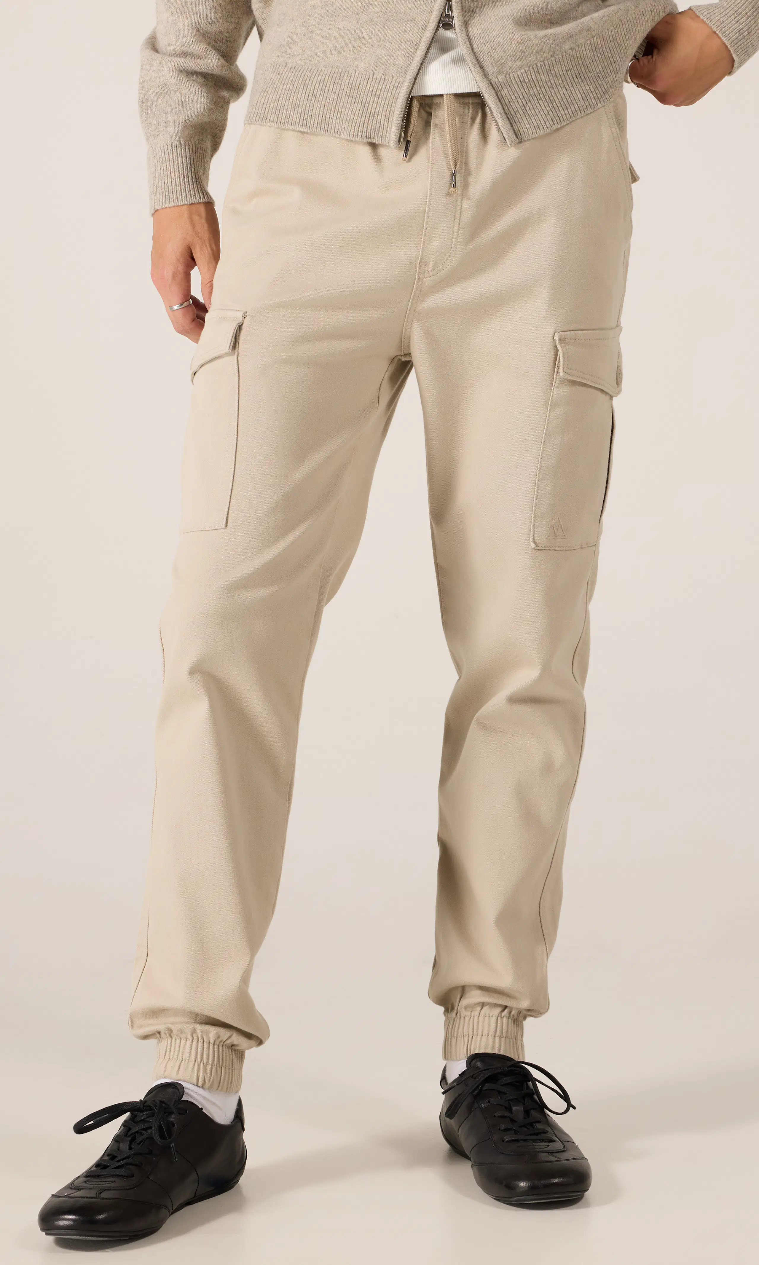 Nico Beige Cargobyxa. Front. Model.