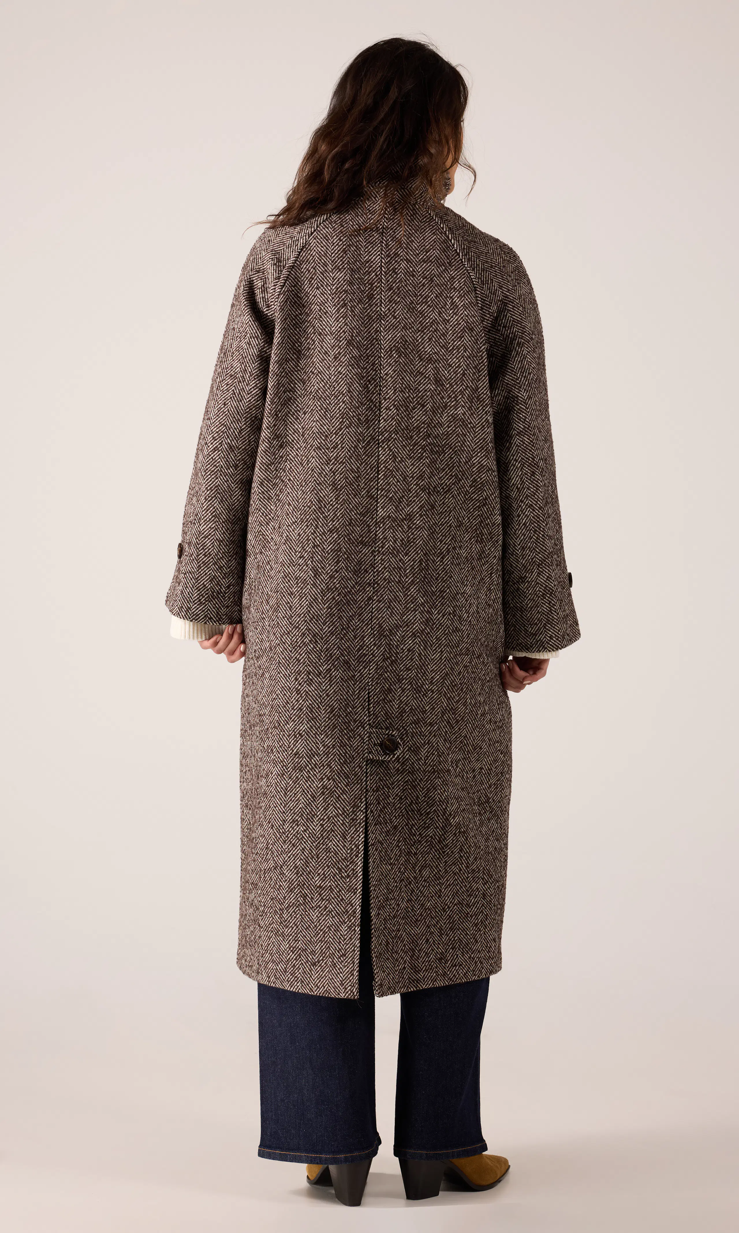 Coat Long Kappa. Back. Model.