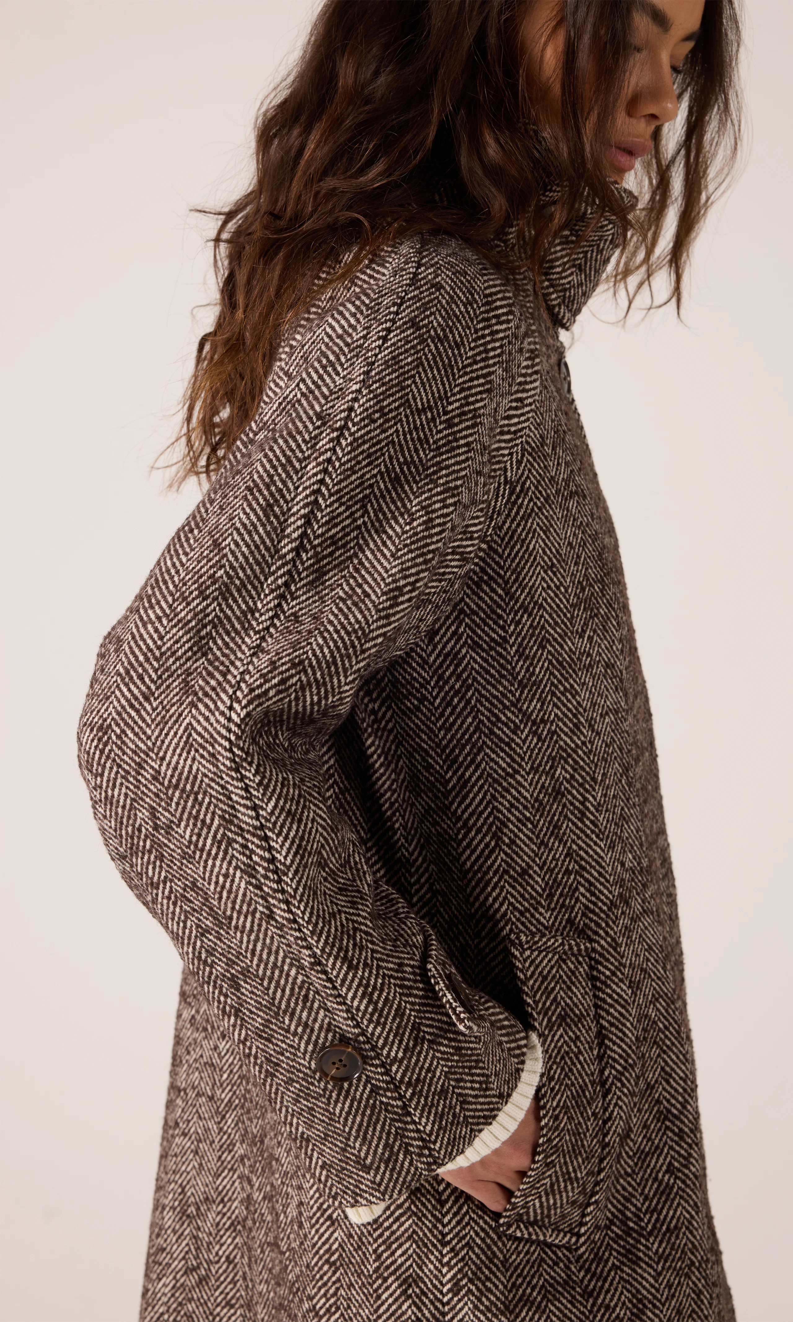 Coat Long Kappa. Detail 2. Model.