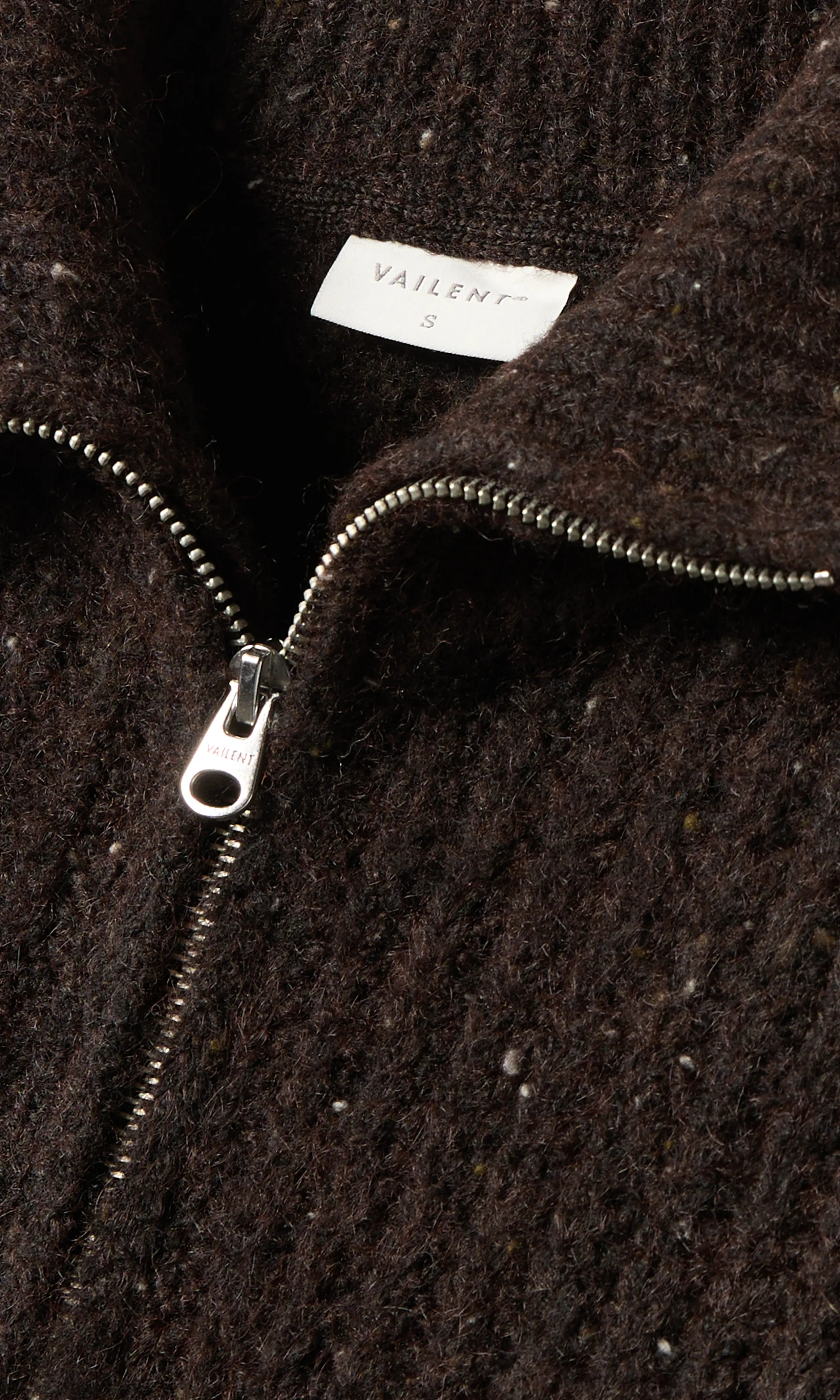 Neps Stickad Cardigan. Detail 1. Flat.