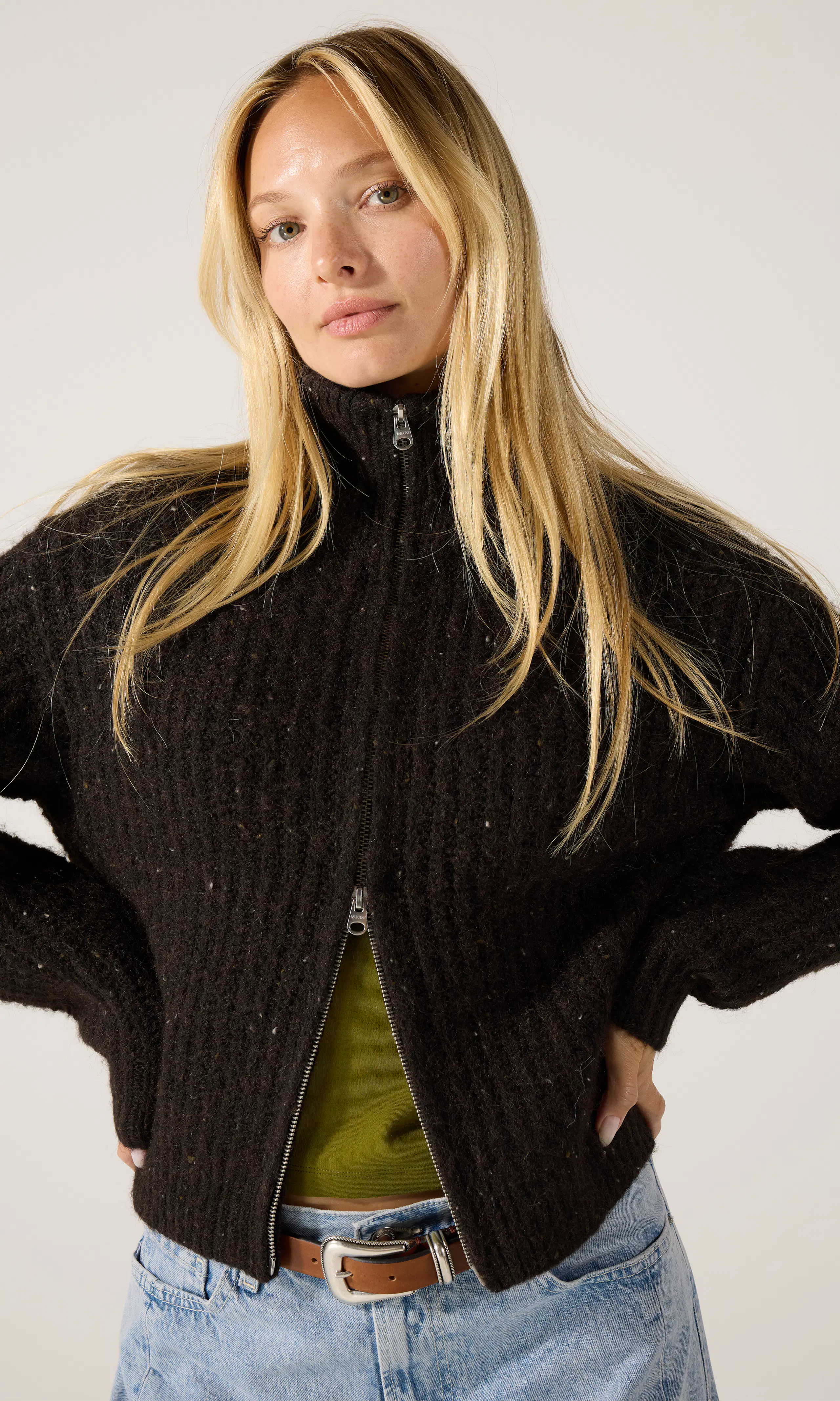 Neps Stickad Cardigan. Front 1. Model.