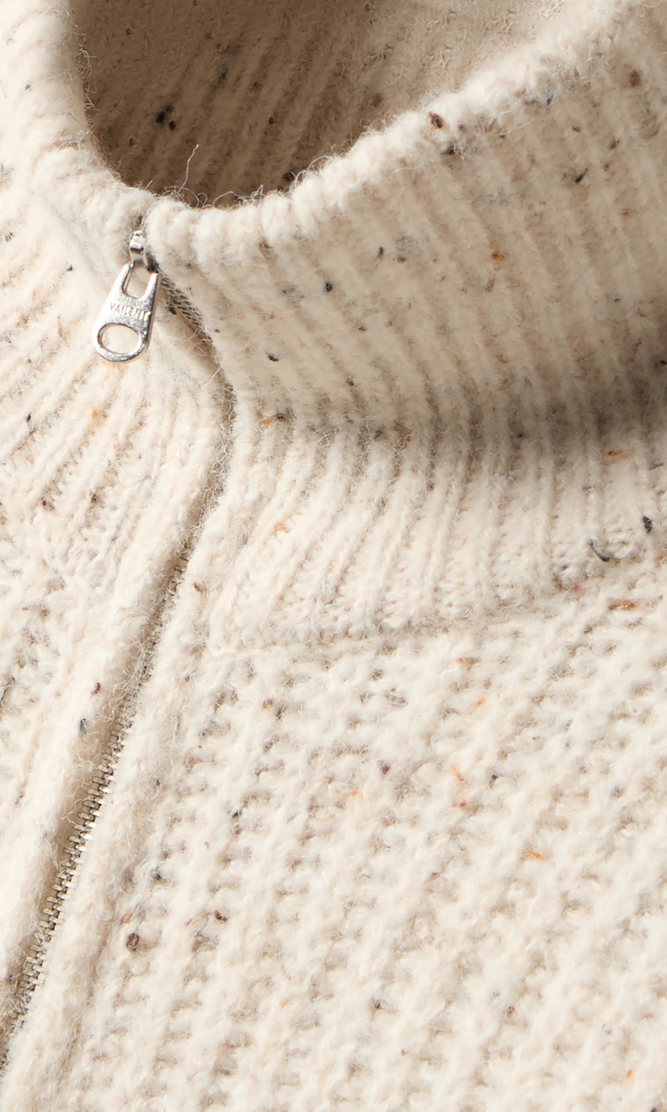 Neps Stickad Cardigan. Detail 1. Flat.