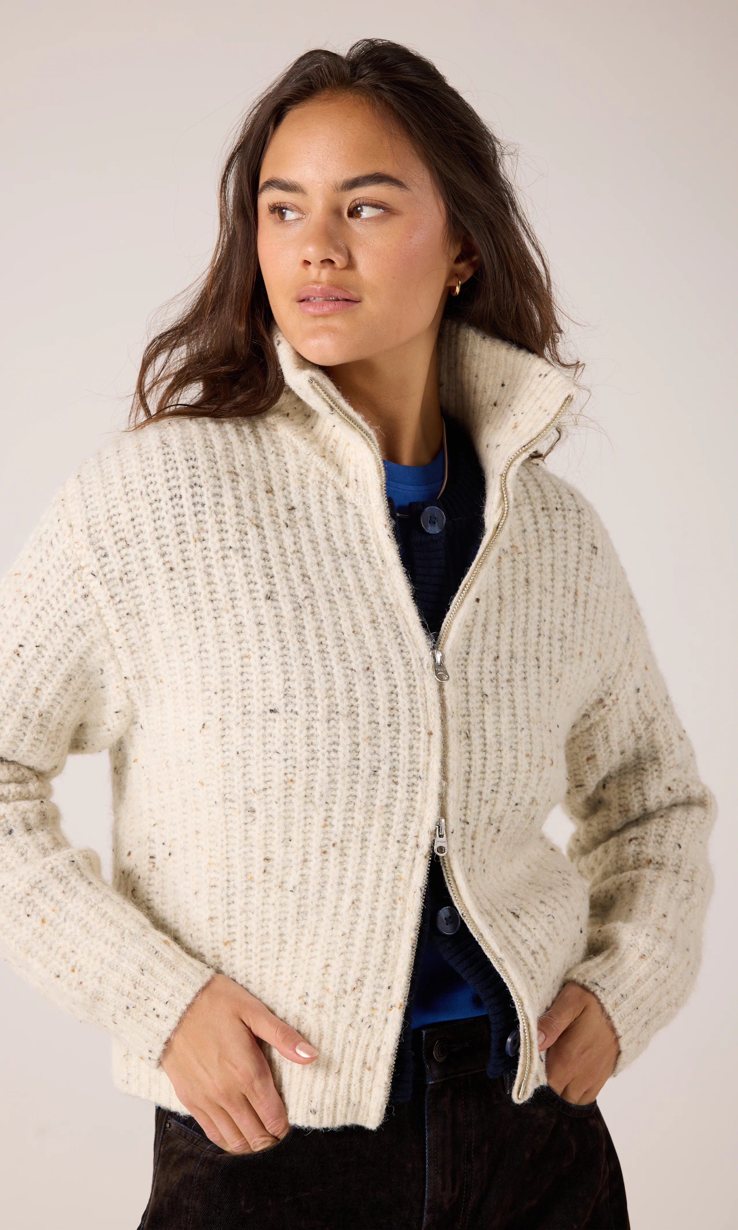 Neps Stickad Cardigan. Front. Model.