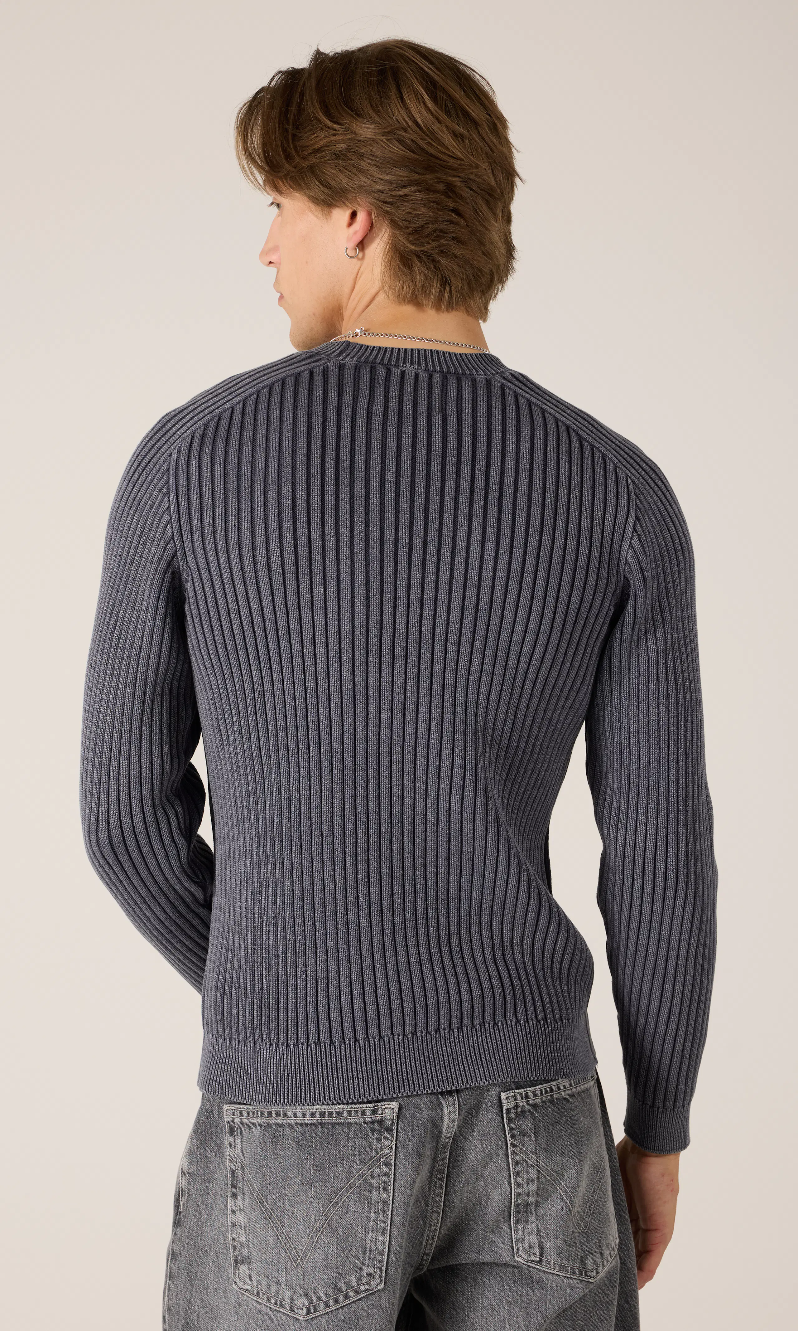 Orbit Rib Neule. Back. Model.
