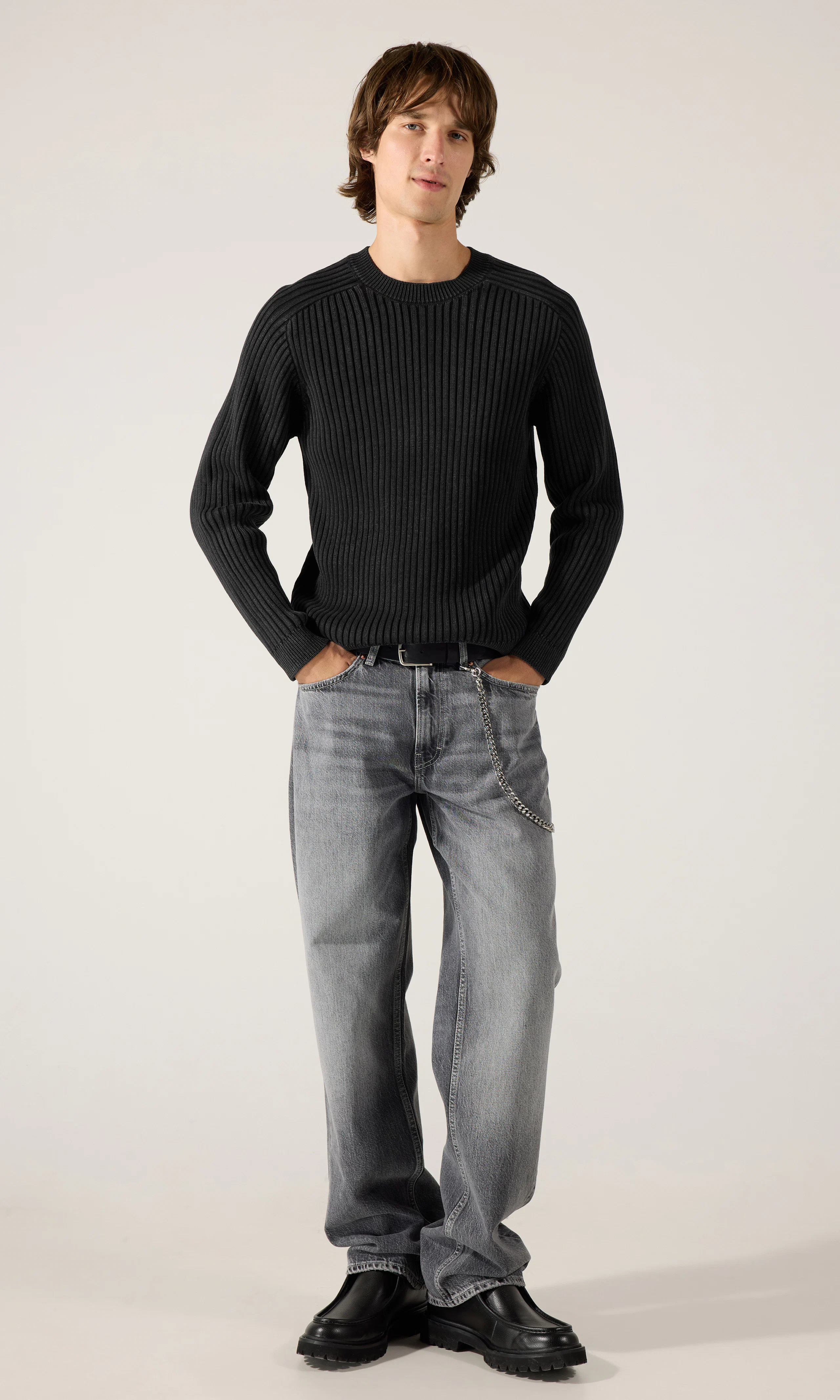 Orbit Rib Strikket Genser. Front 1. Model.