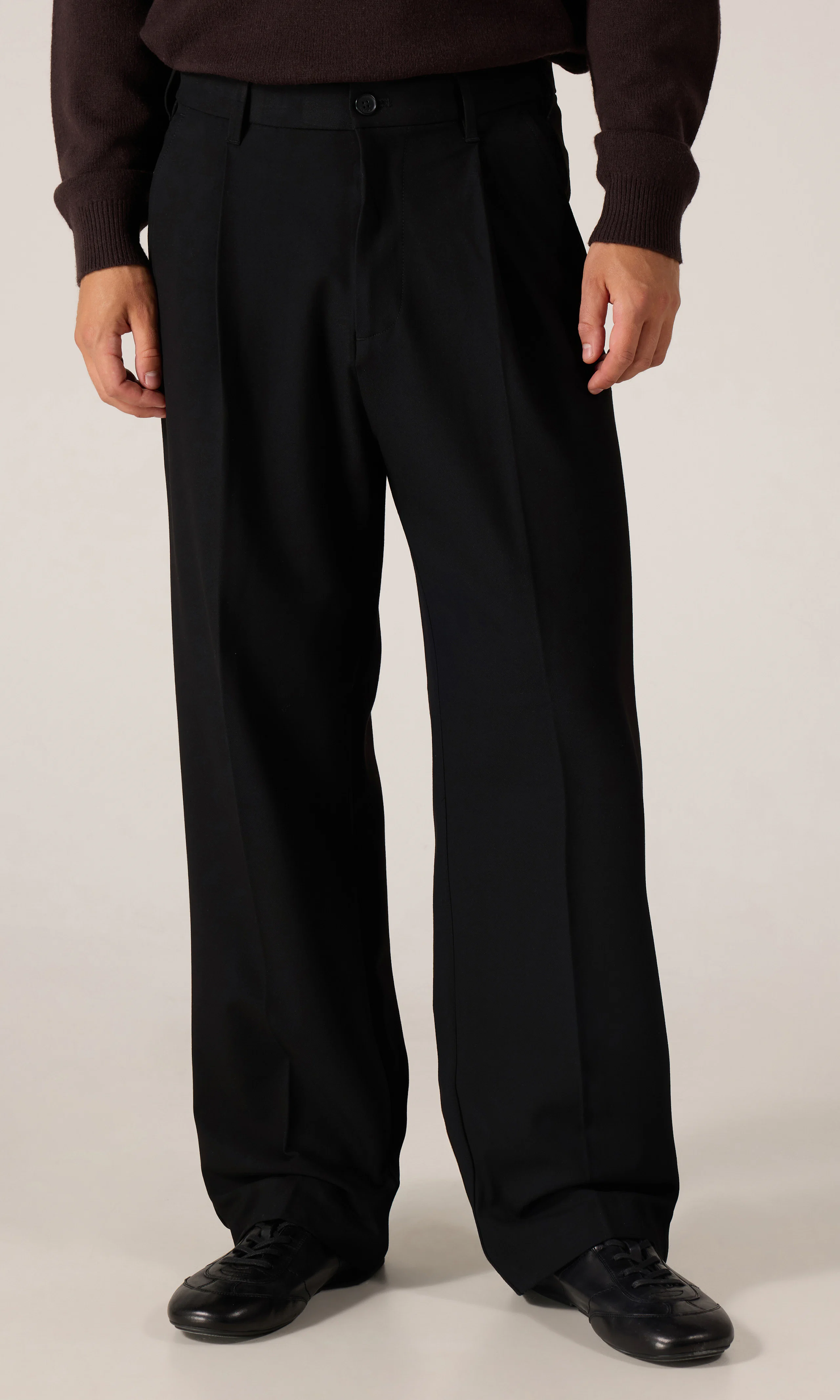 Loose Housut. Front. Model.