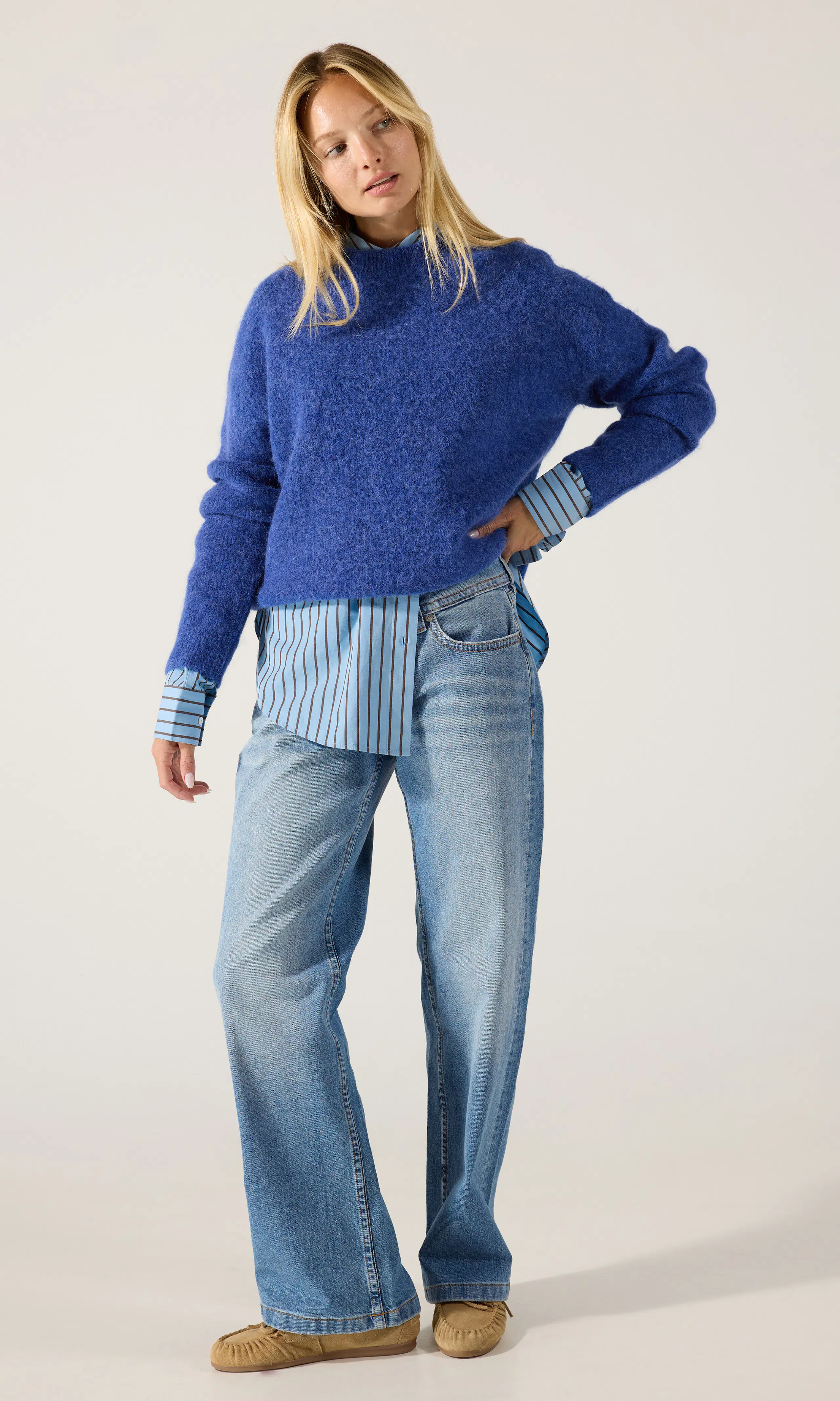 Alpaca Neule. Front 1. Model.