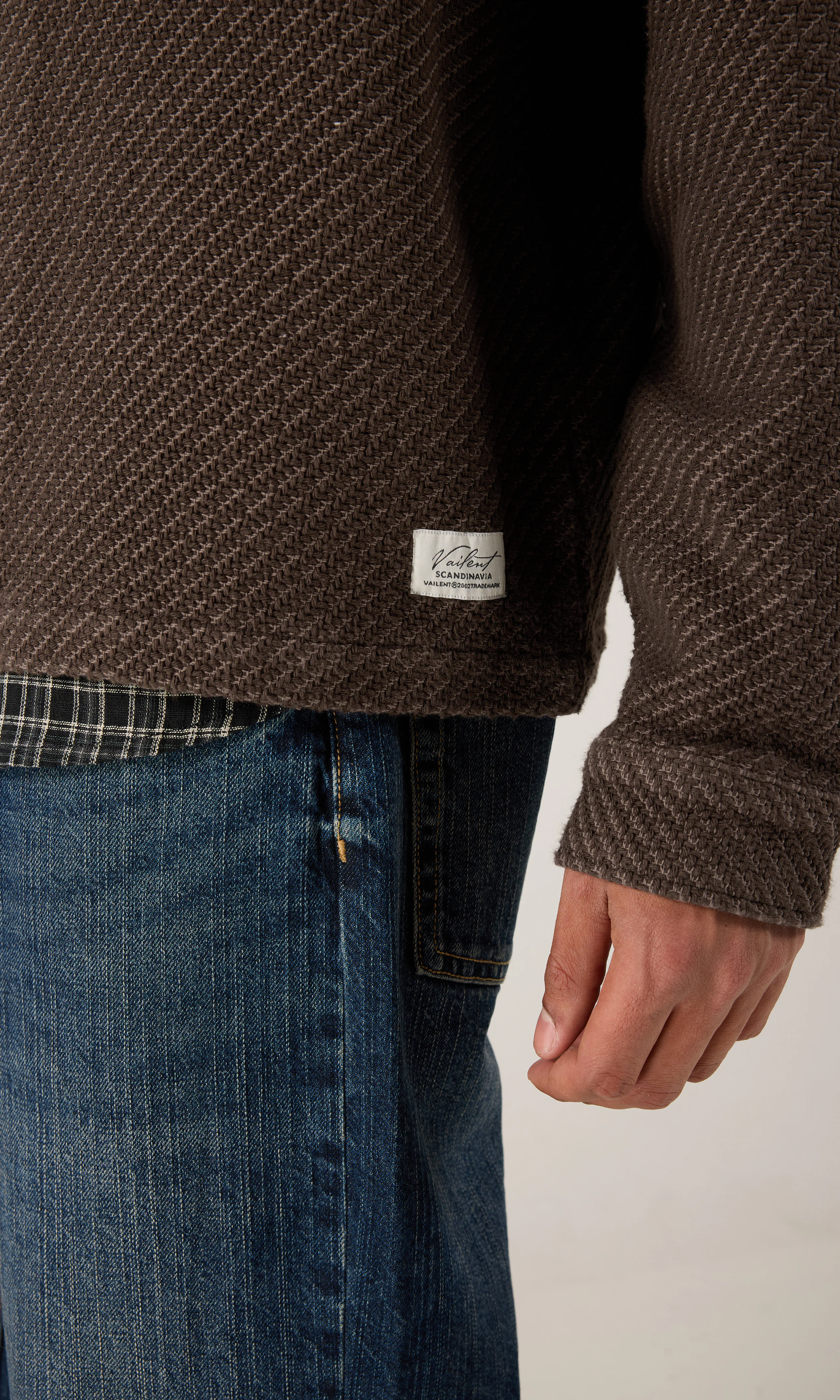 Mercer Brun Overshirt. Detail 2. Model.