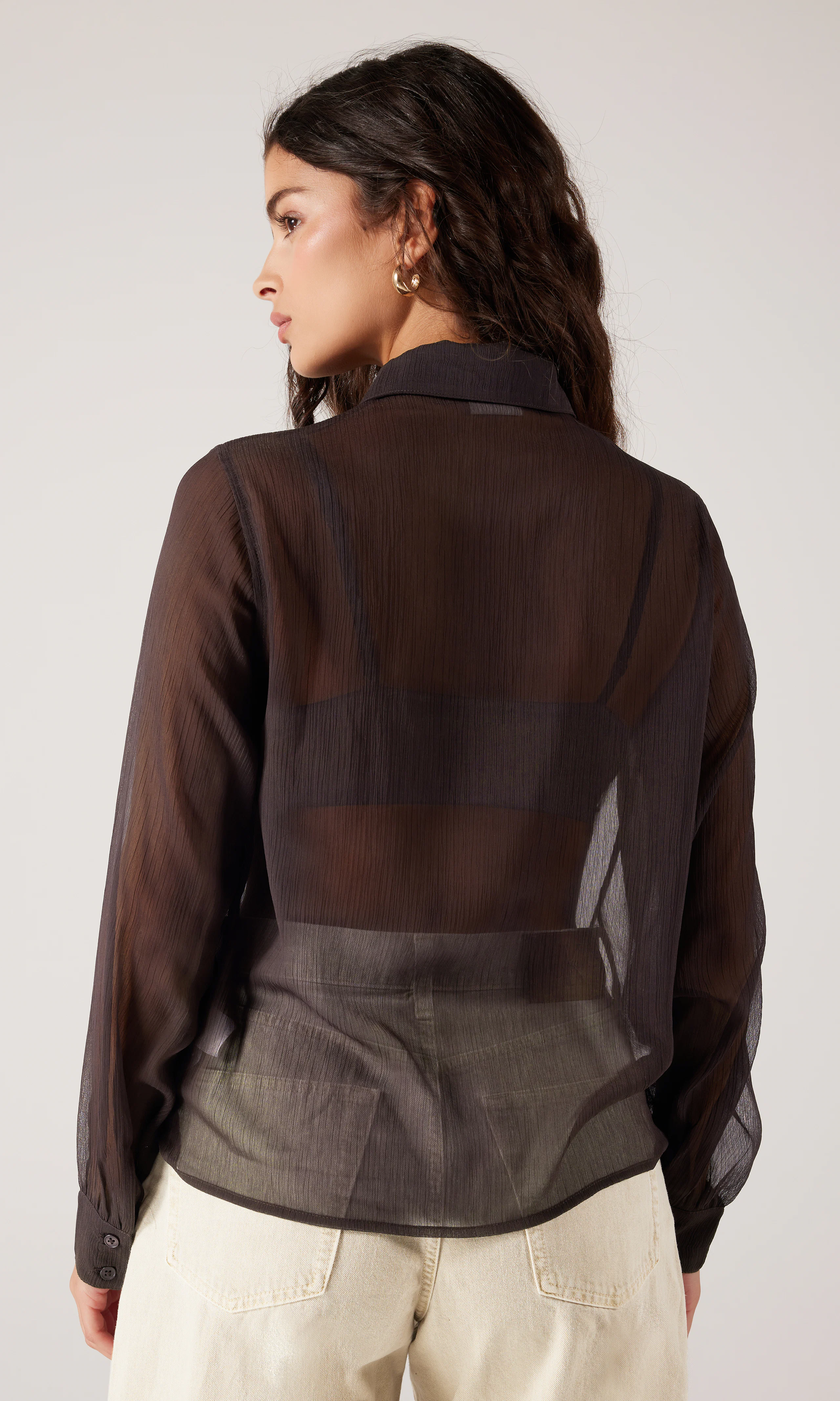 Chiffon Bluse. Back. Model.