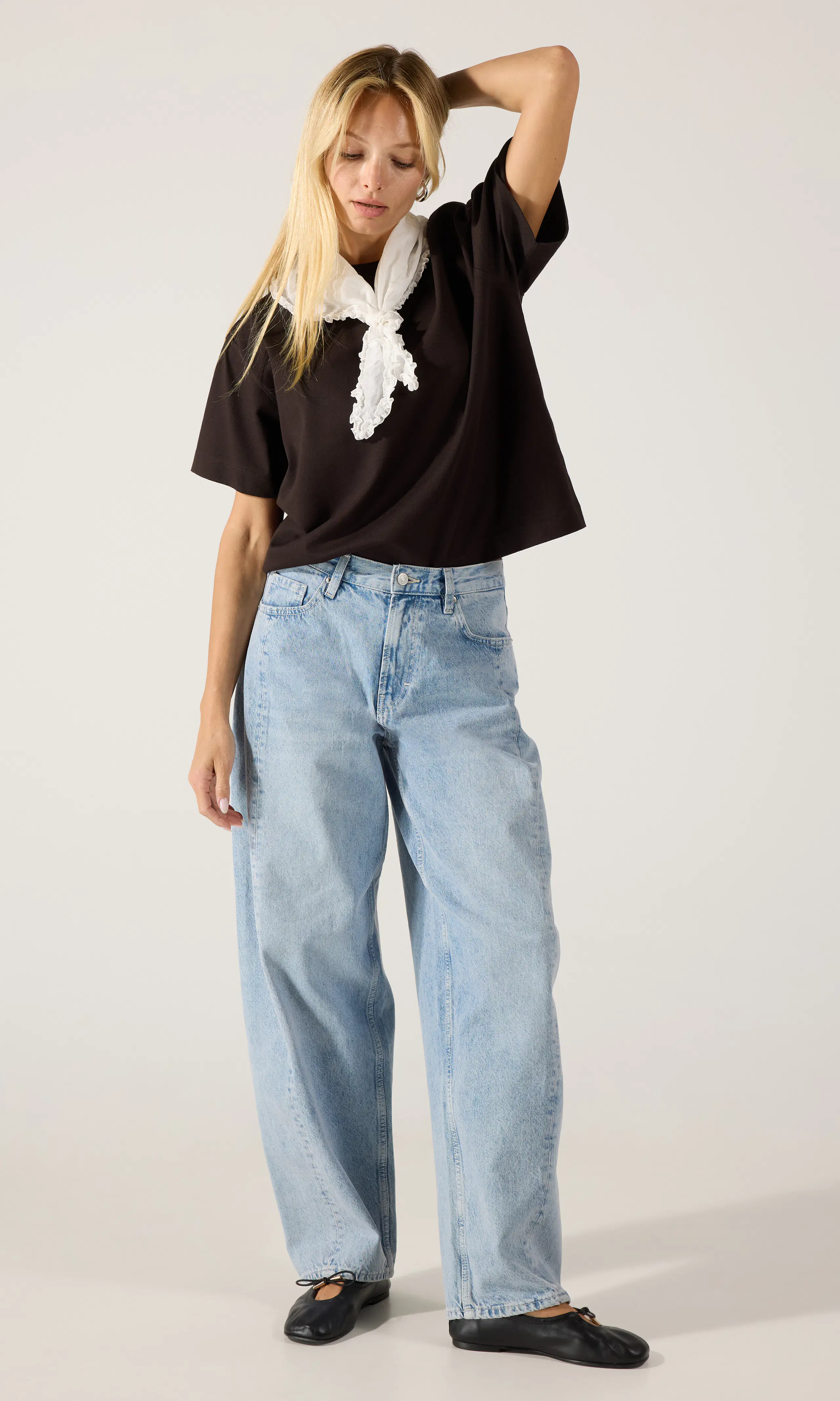 Heavy Brun T-Shirt. Front 1. Model.