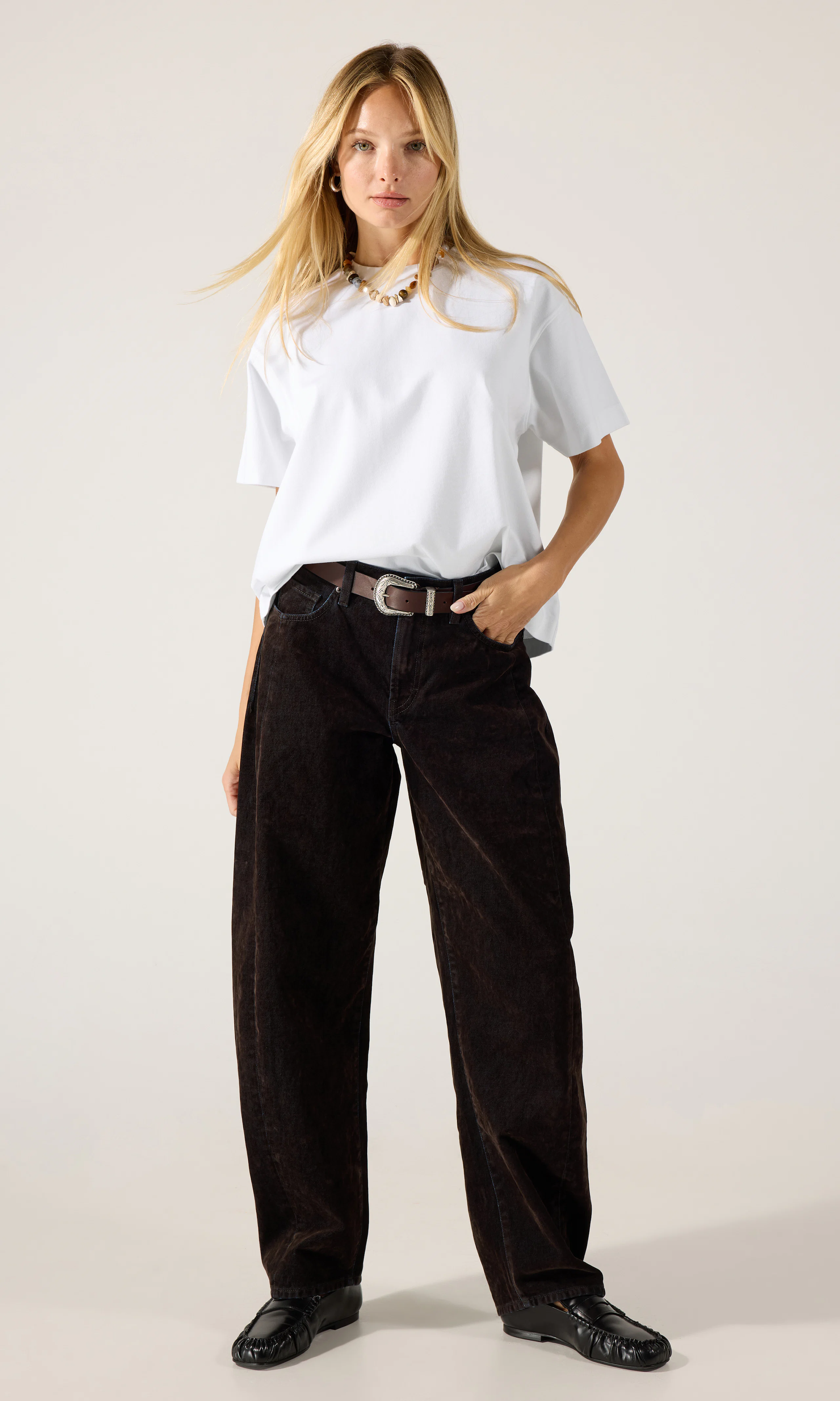 Heavy T-Shirt. Front 1. Model.