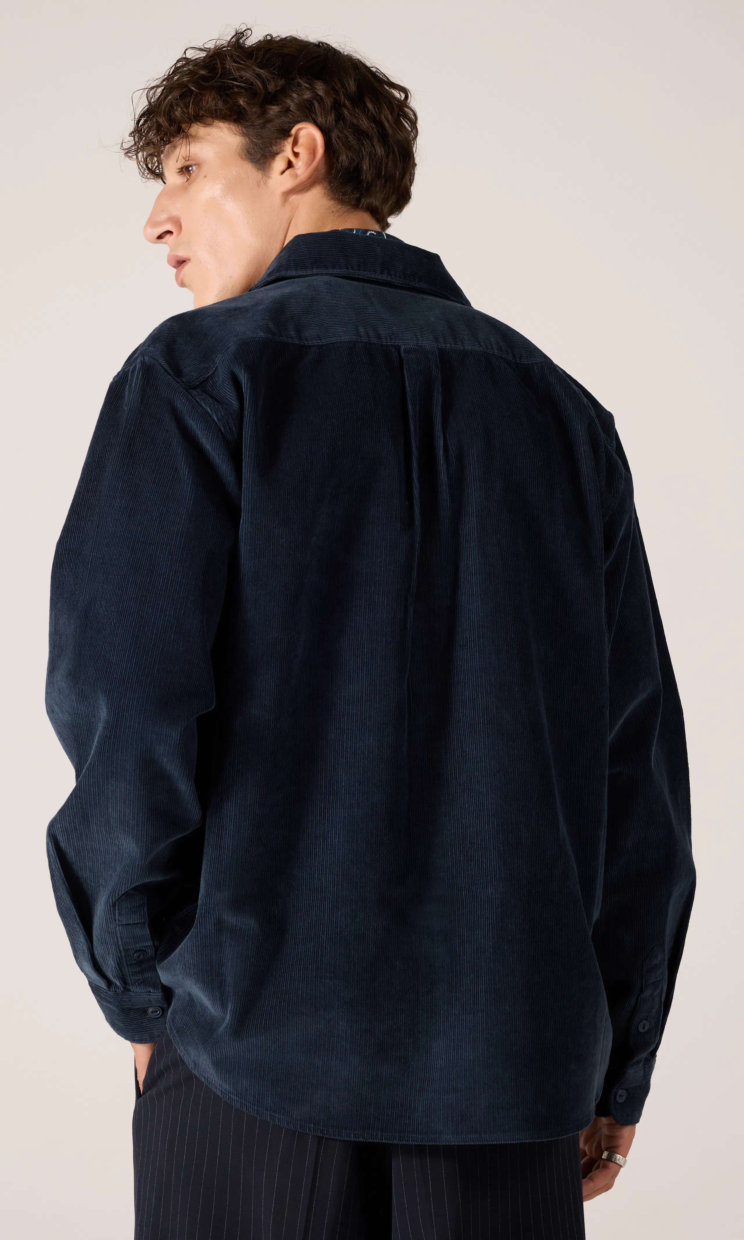 Worker Cord Skjorta. Back. Model.
