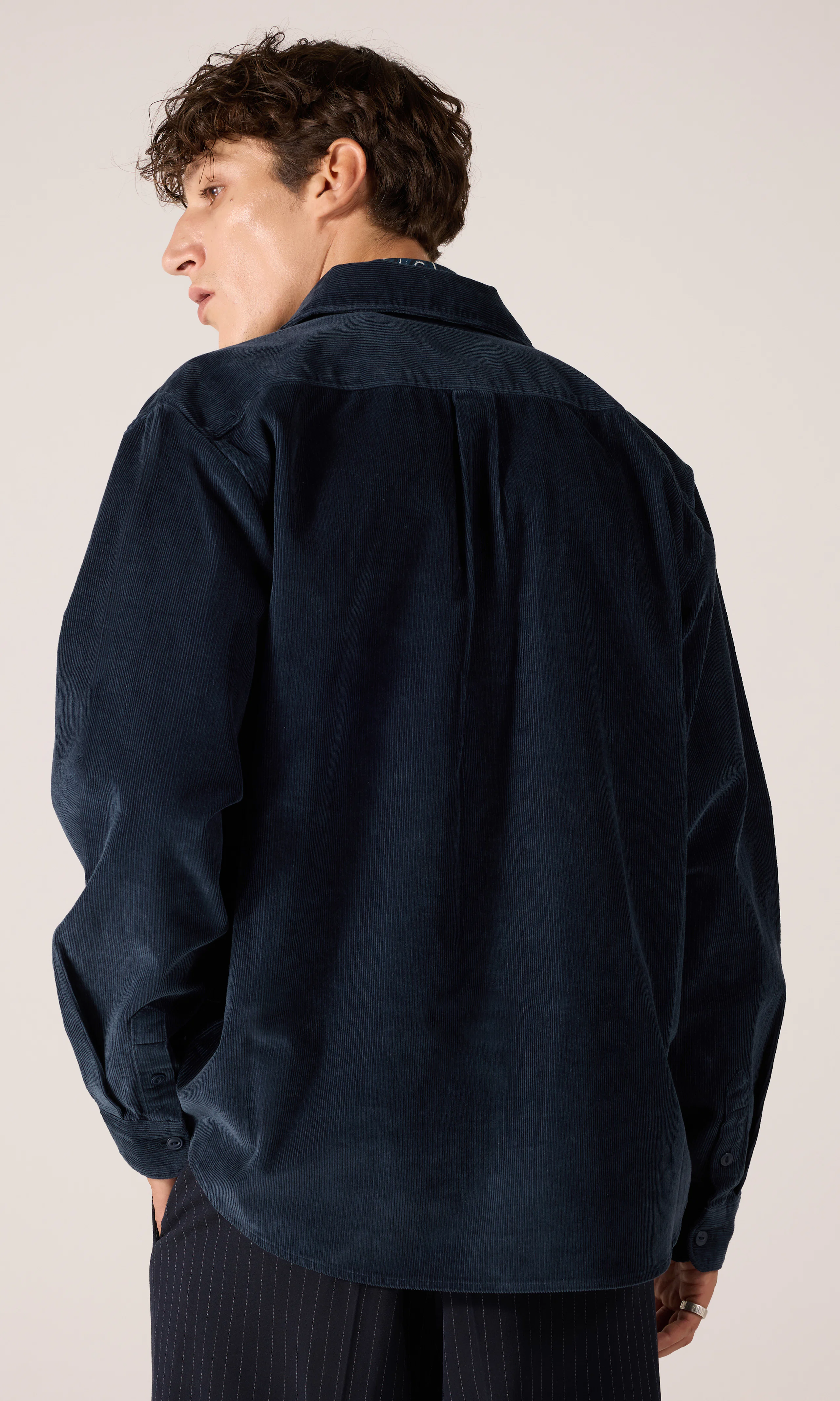 Worker Cord Skjorta. Back. Model.