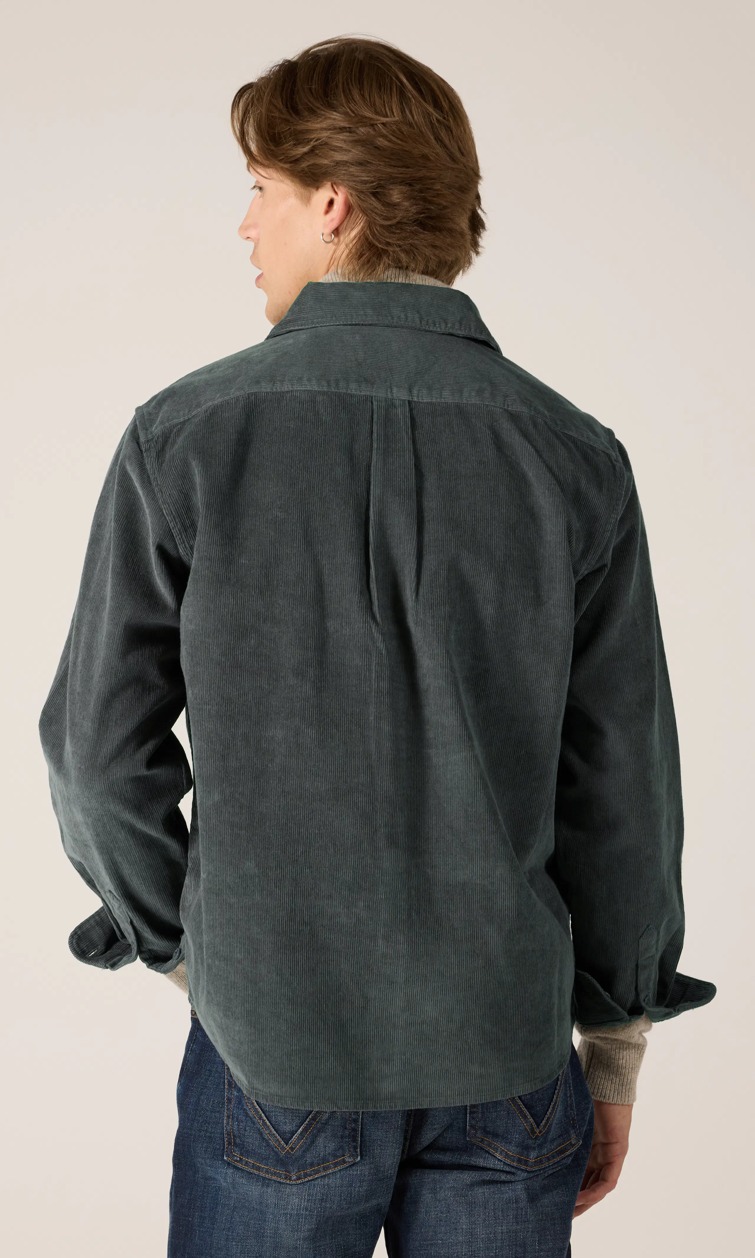 Worker Cord Skjorte. Back. Model.