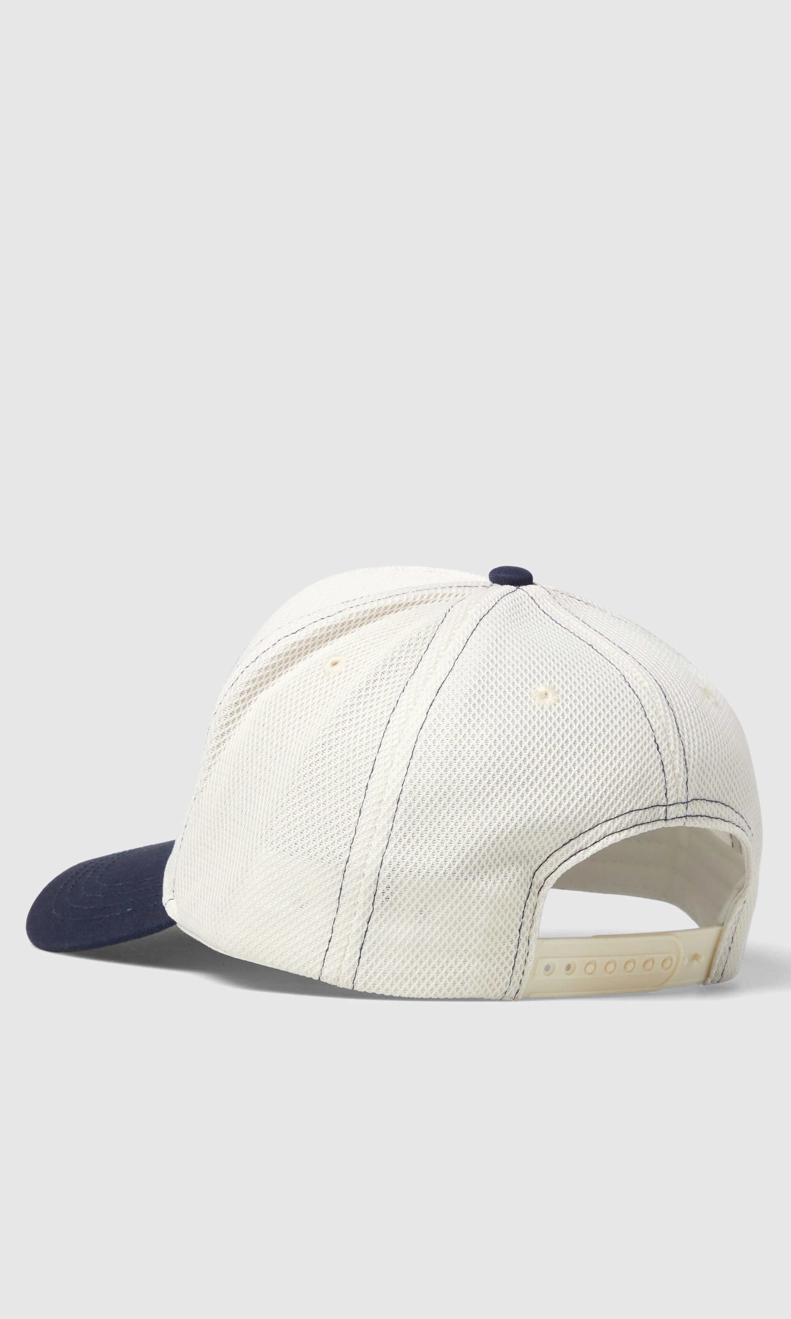 Emblem Hvit Baseball Caps. Back. Flat.