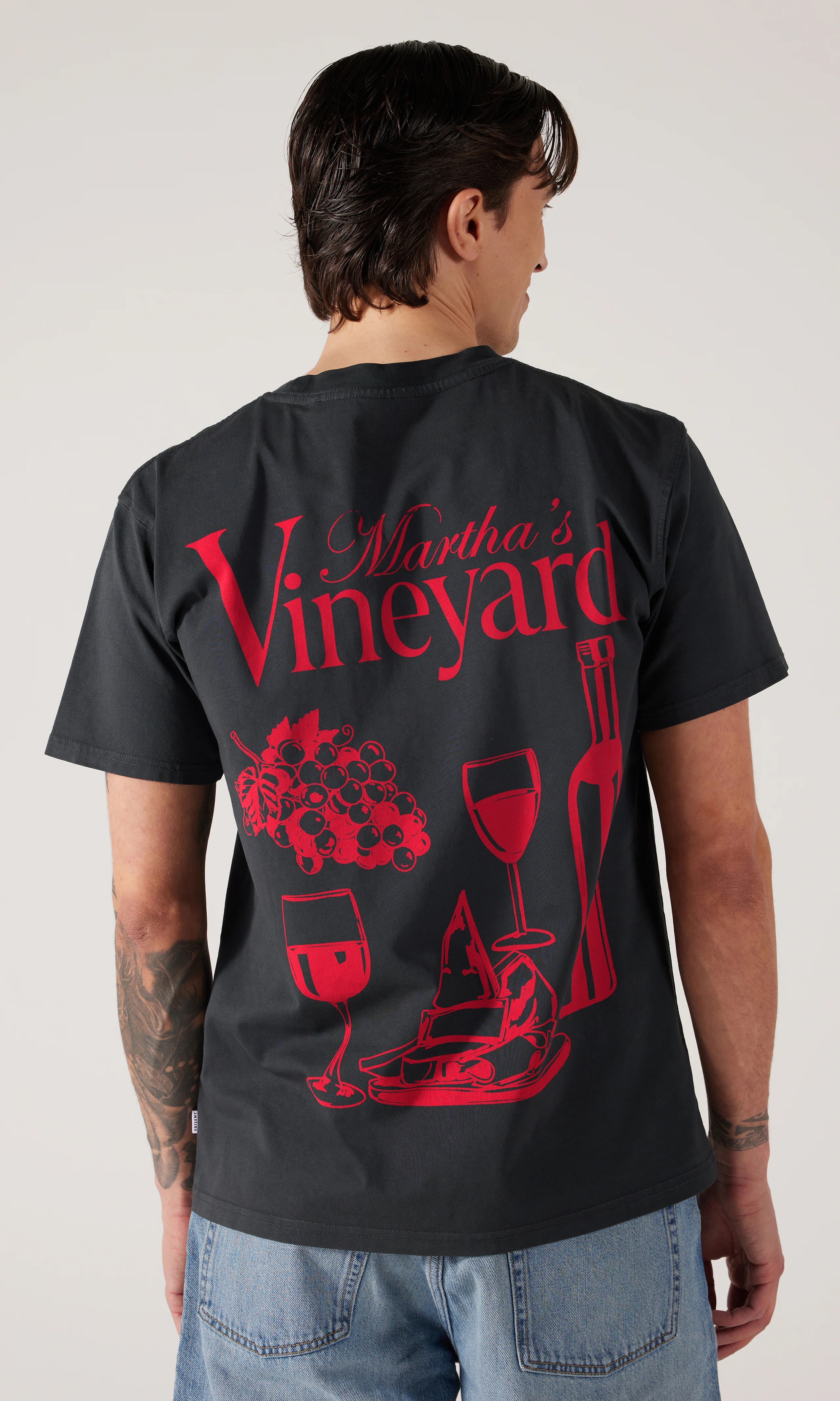Vineyard T-Paita. Back. Model.