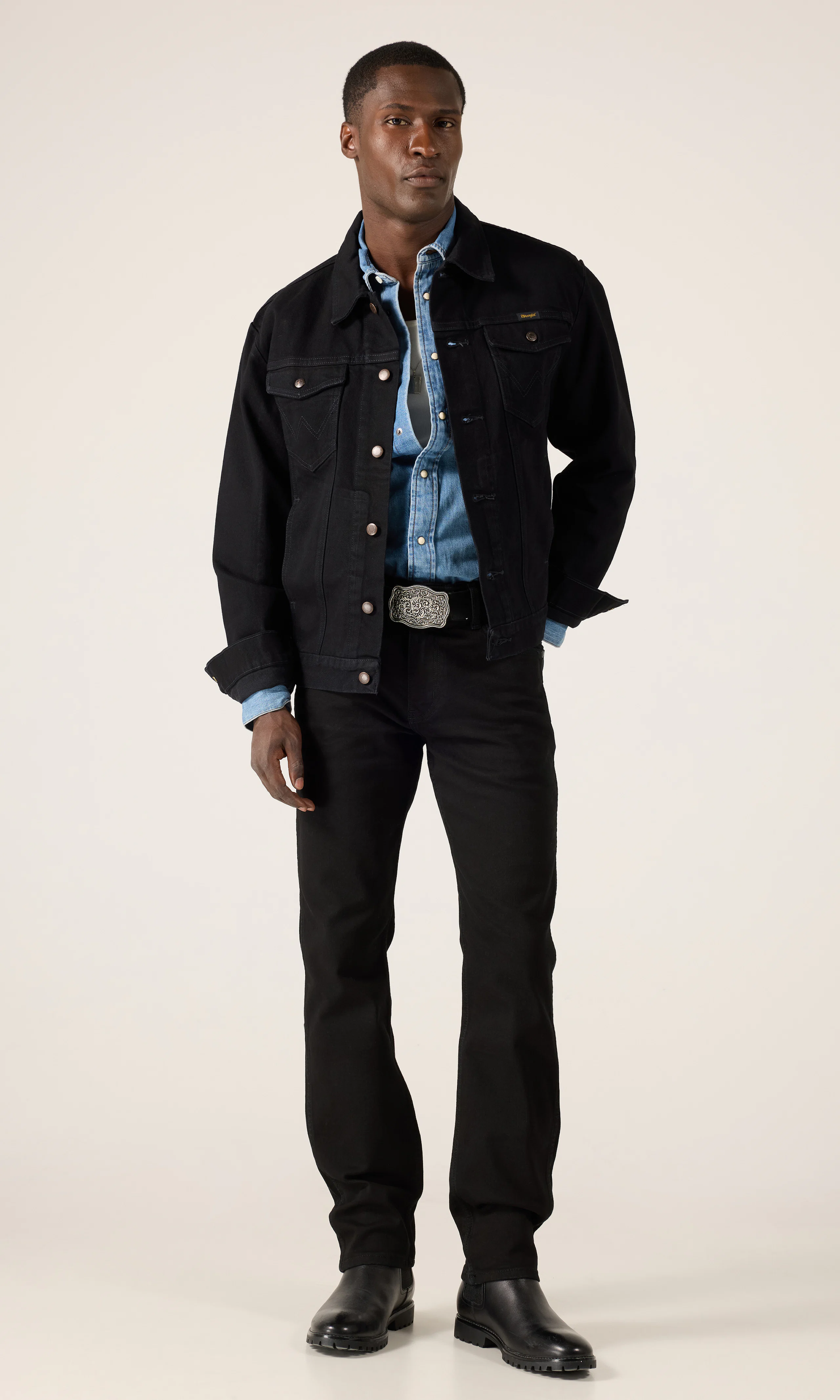 Cowboy Cut Farkkutakki. Front 1. Model.