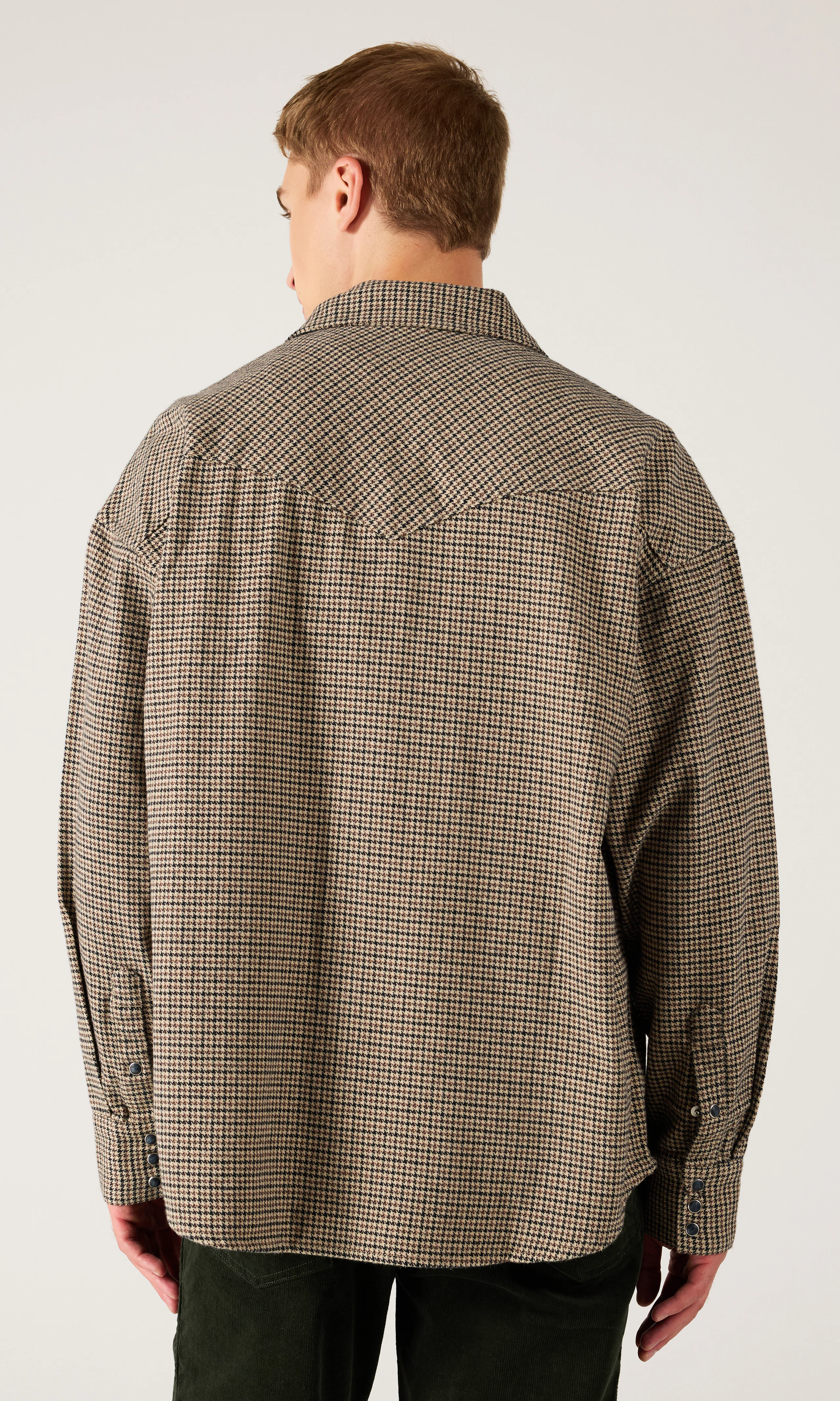 Western Beige Rutig Skjorta. Back. Model.