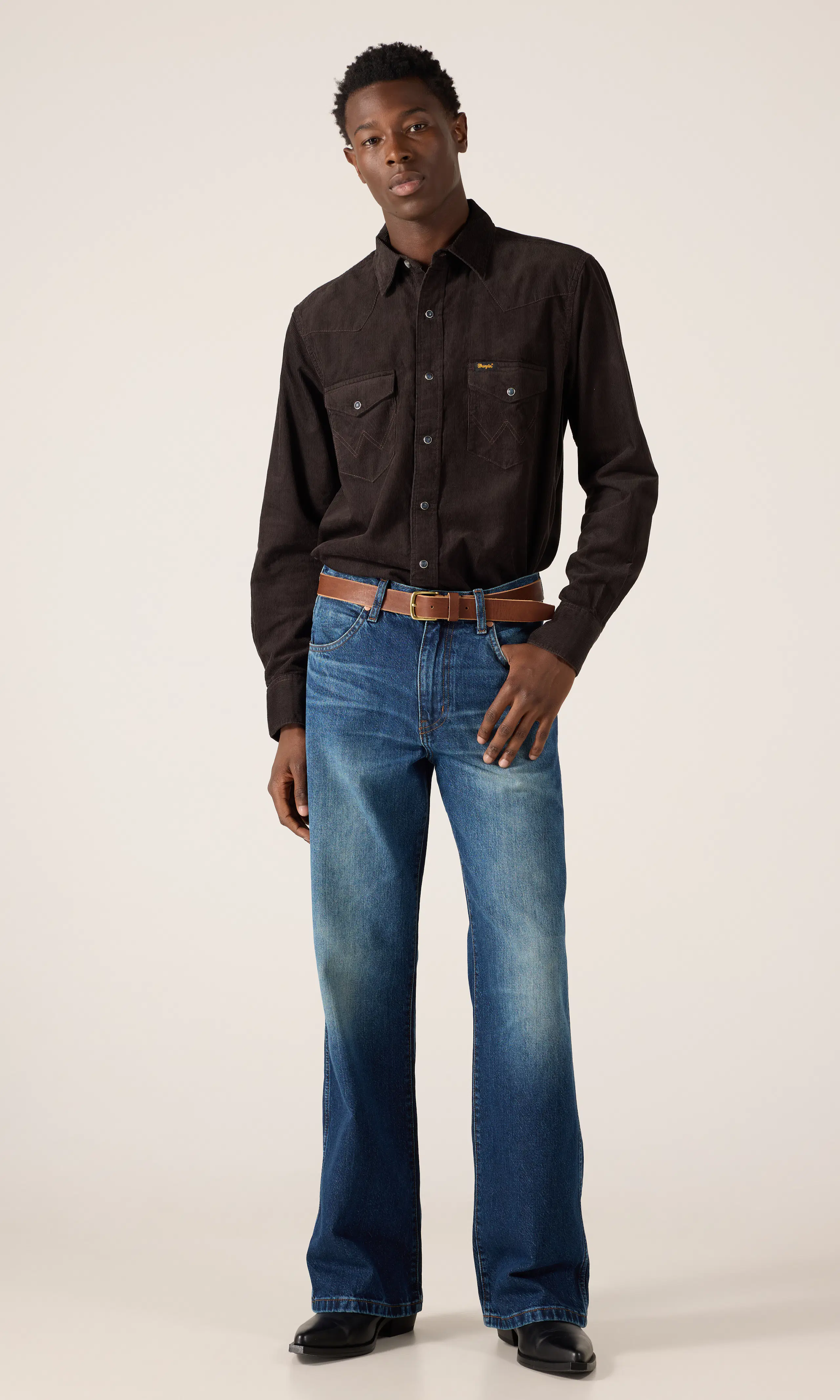 Western Cord Vakosamettipaita. Front 1. Model.