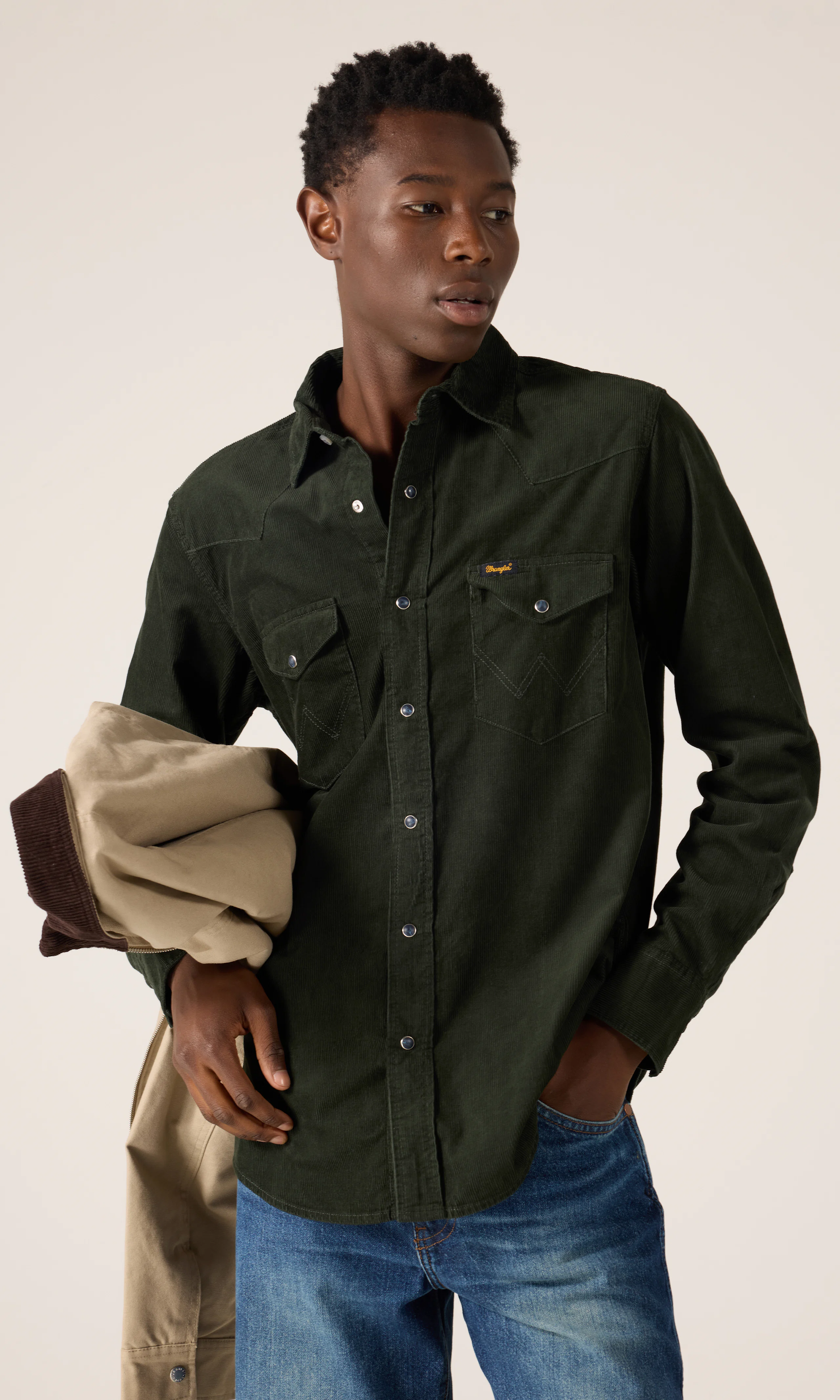 Western Cord Vakosamettipaita. Front. Model.