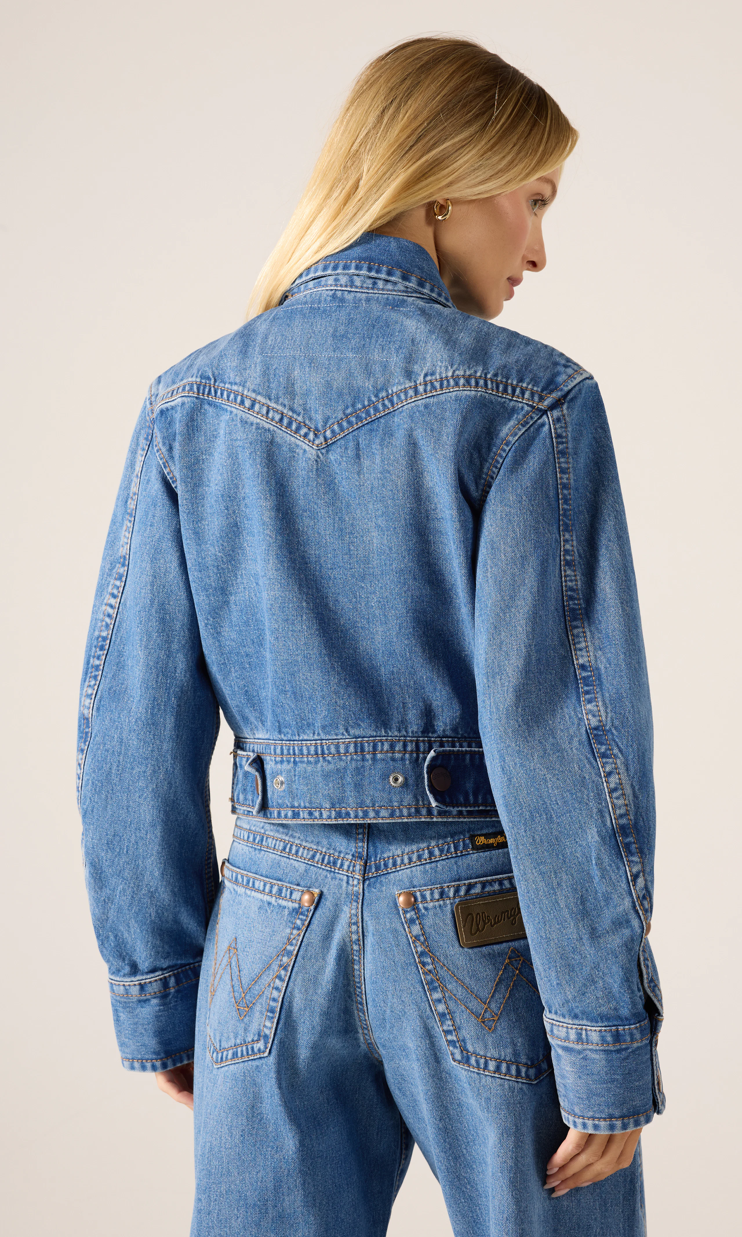 Super Medium Blå Denim Jacka. Back. Model.