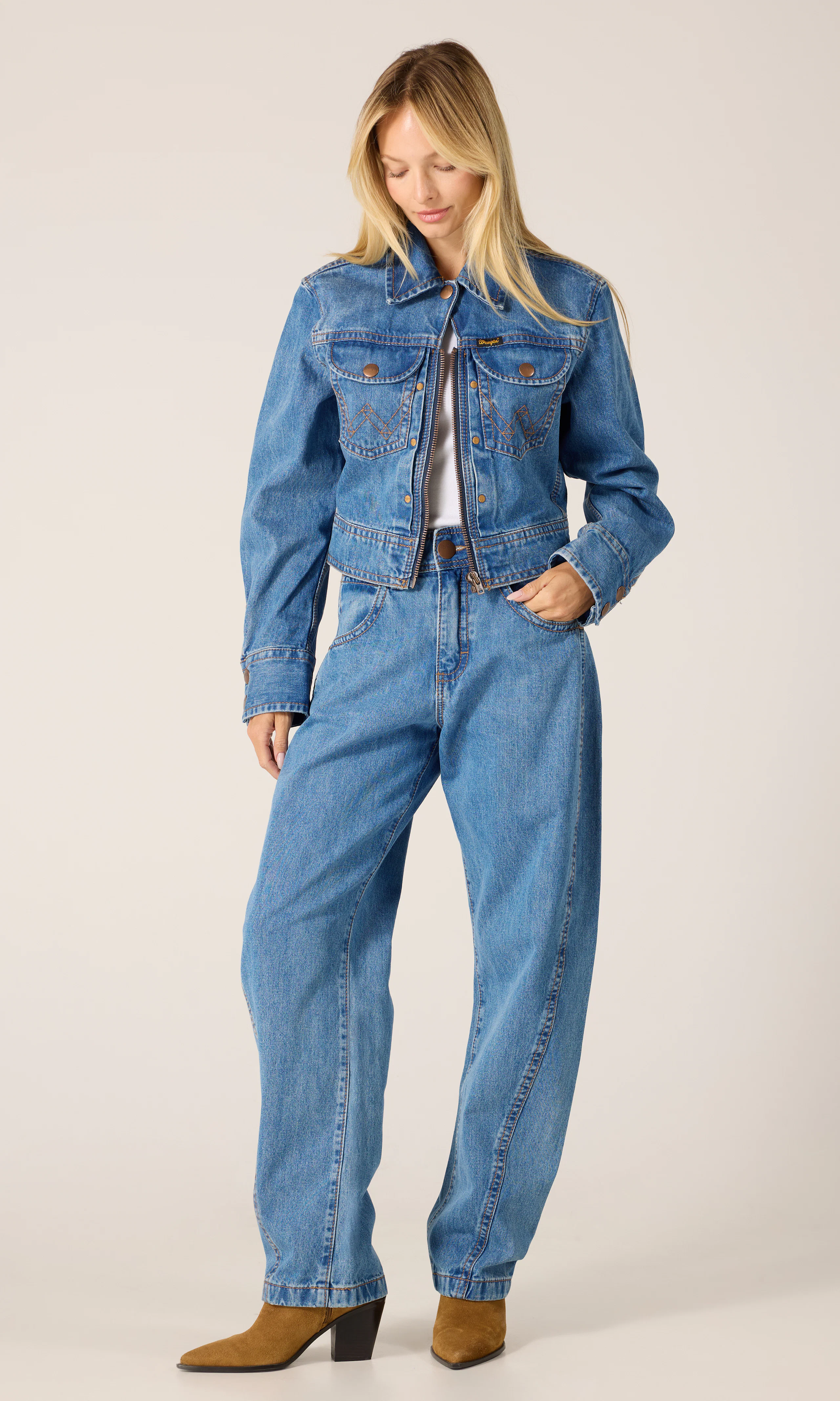 Super Medium Blå Denim Jacka. Front 1. Model.