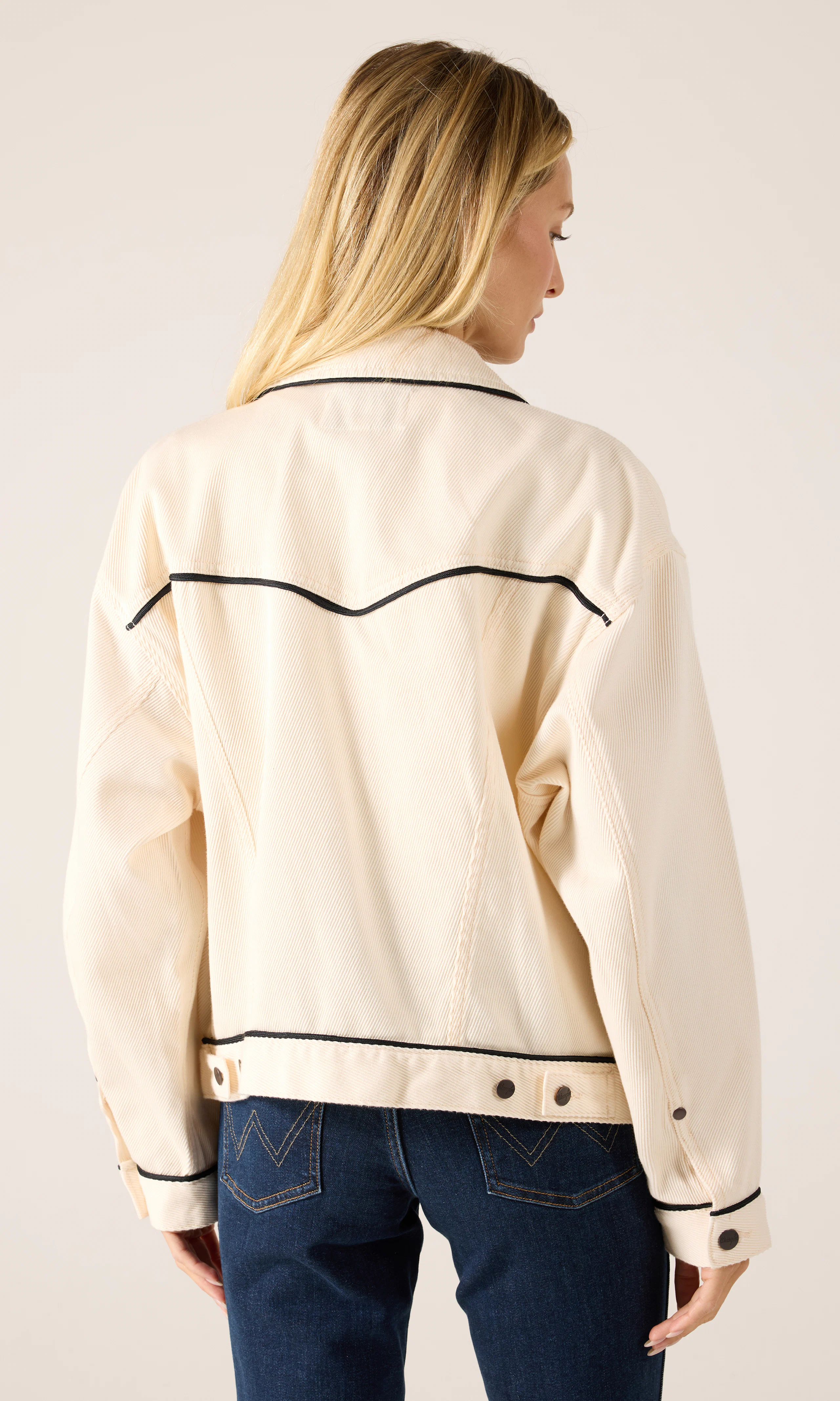 Cowgirl Vit Jacka. Back. Model.