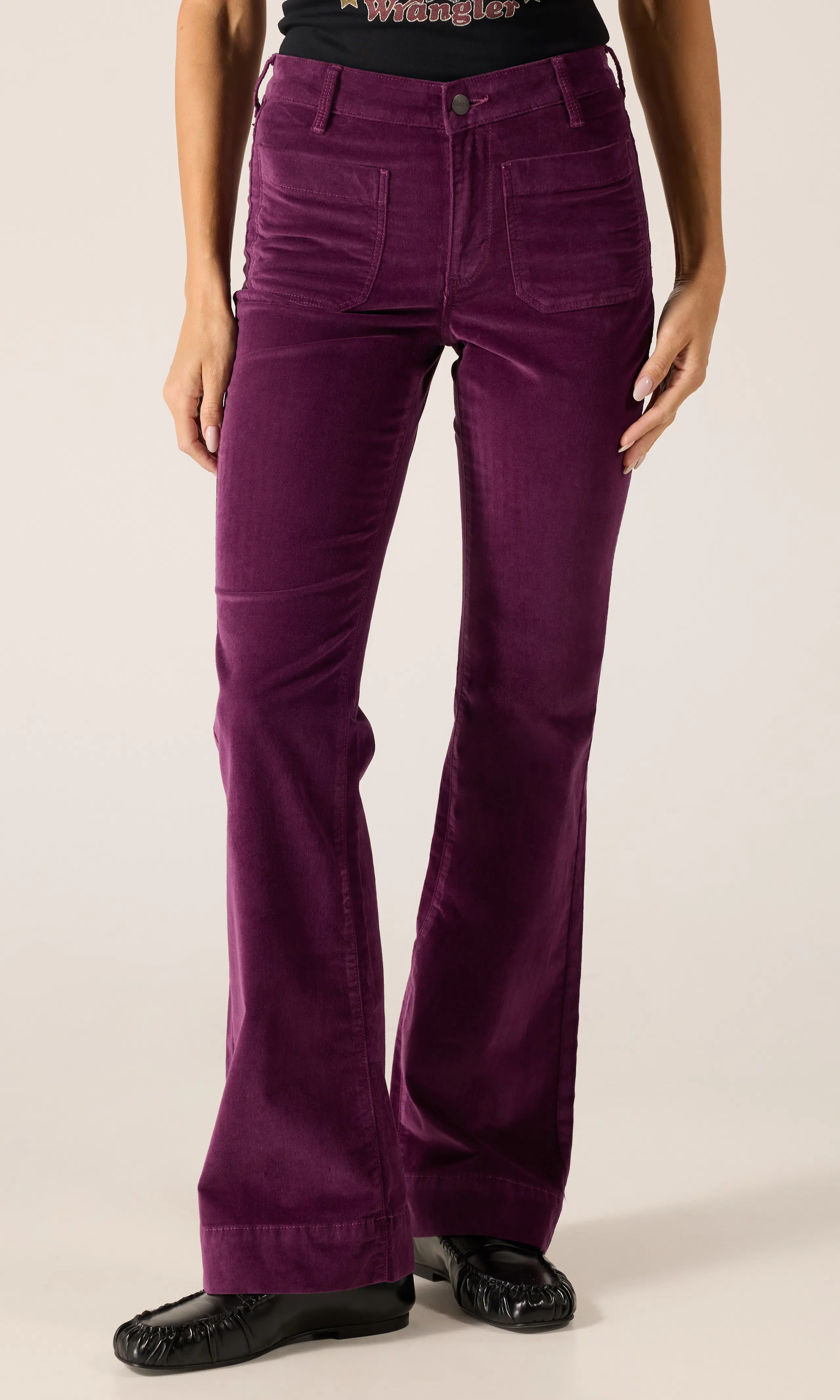 Flare Tummanpunaiset Samettihousut. Front. Model.
