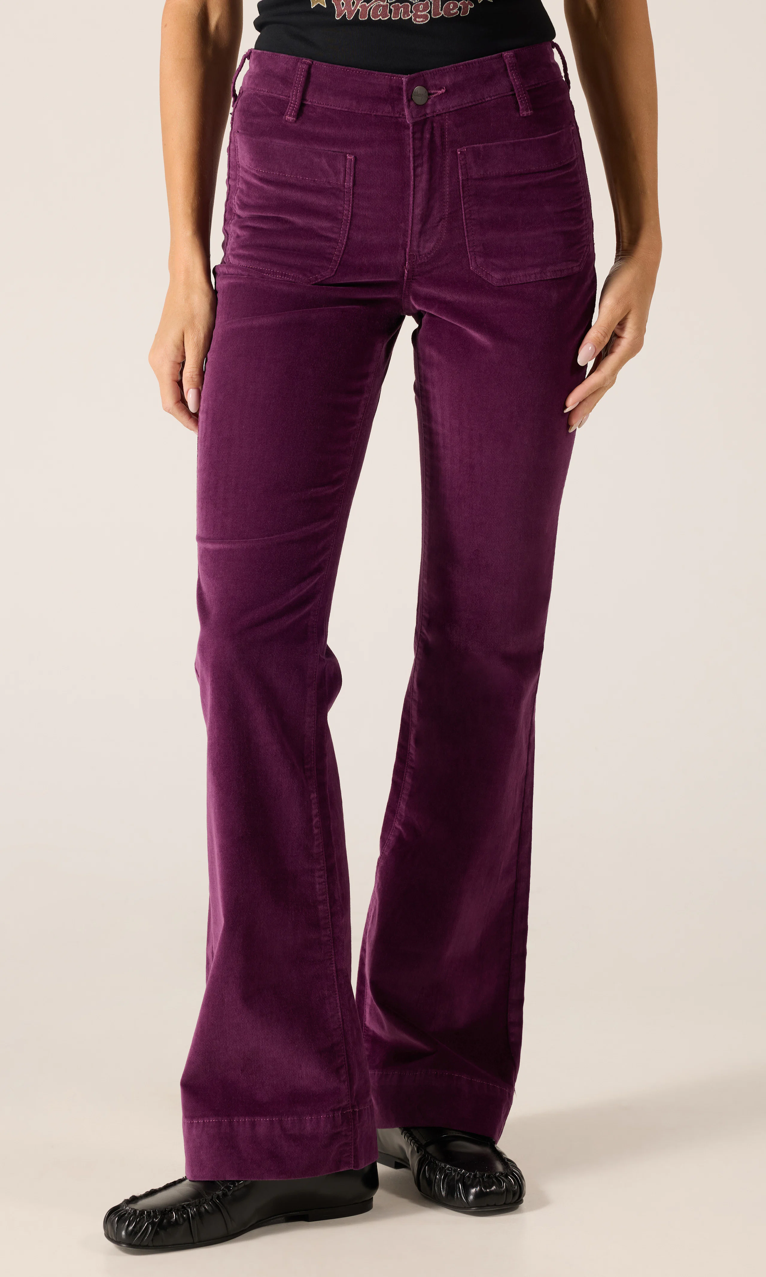 Flare Tummanpunaiset Samettihousut. Front. Model.