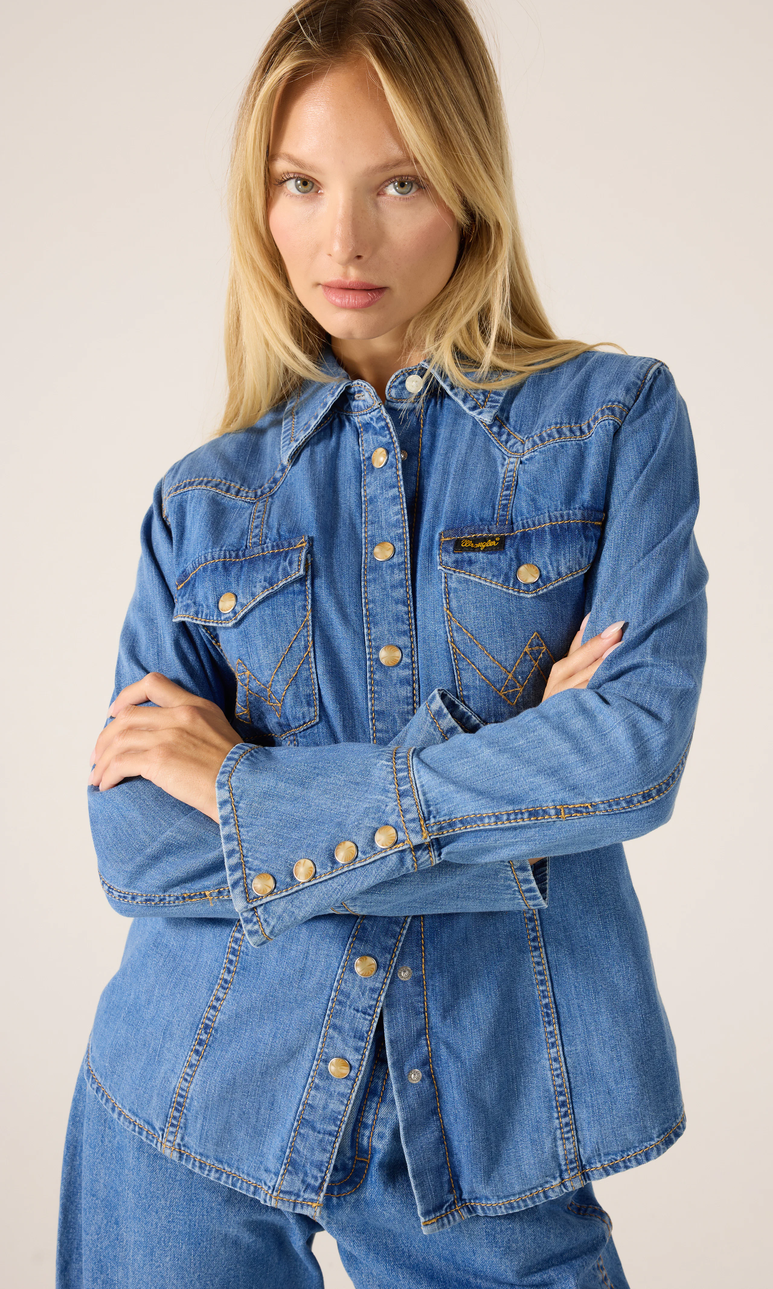 Super Western Denim Skjorte. Front. Model.