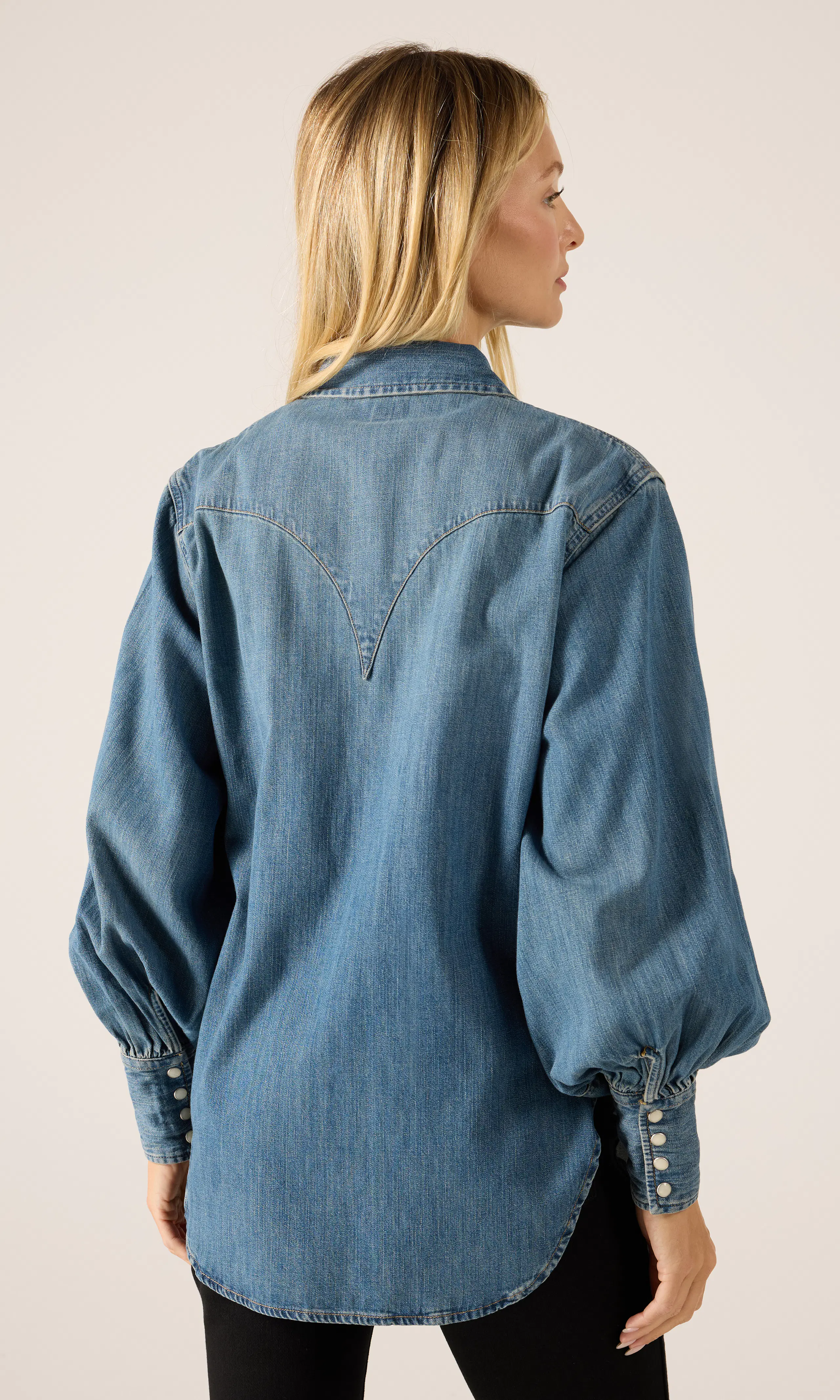 Exaggerated Western Medium Blå Denim Skjorte. Back. Model.