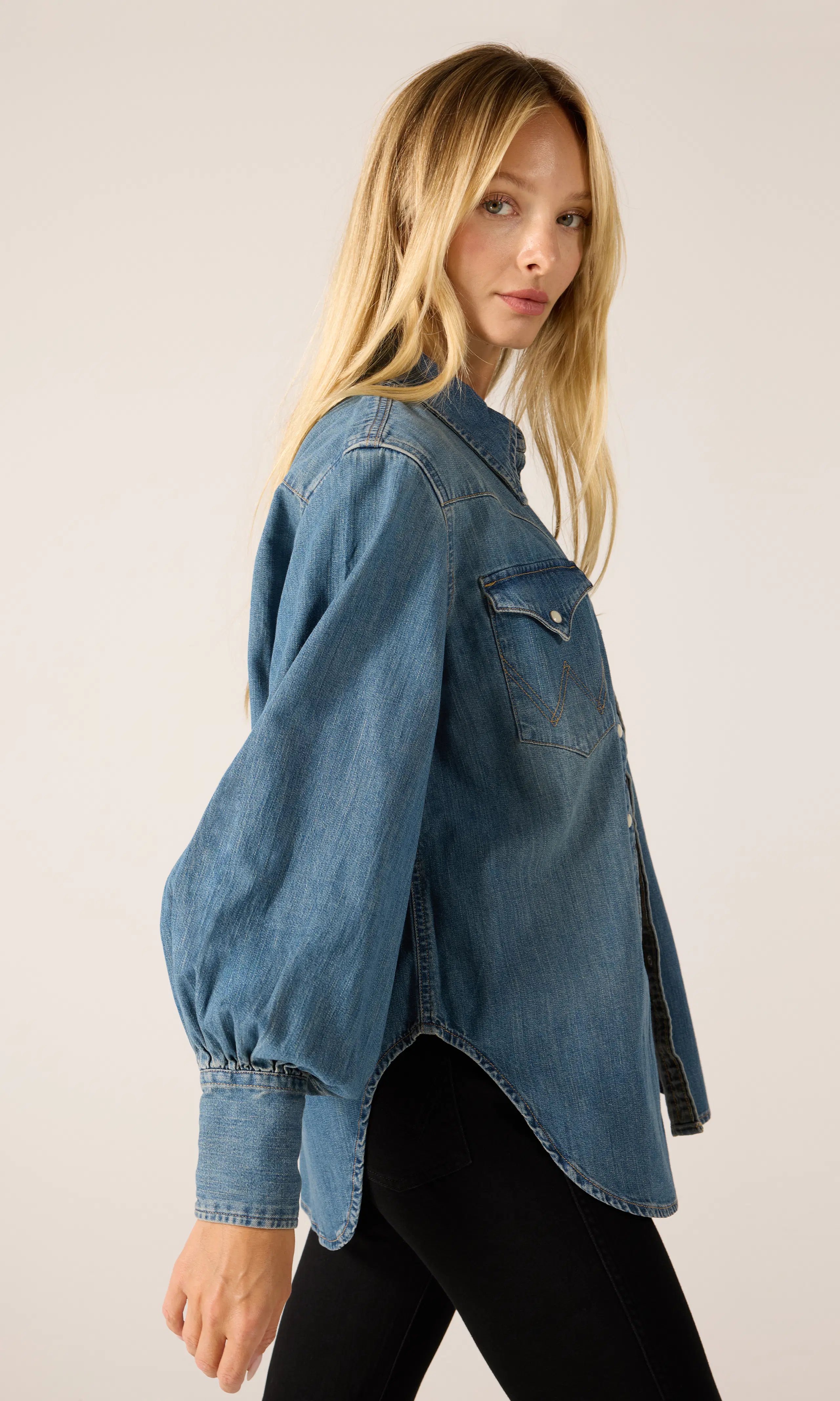 Exaggerated Western Medium Blå Denim Skjorte. Front 1. Model.