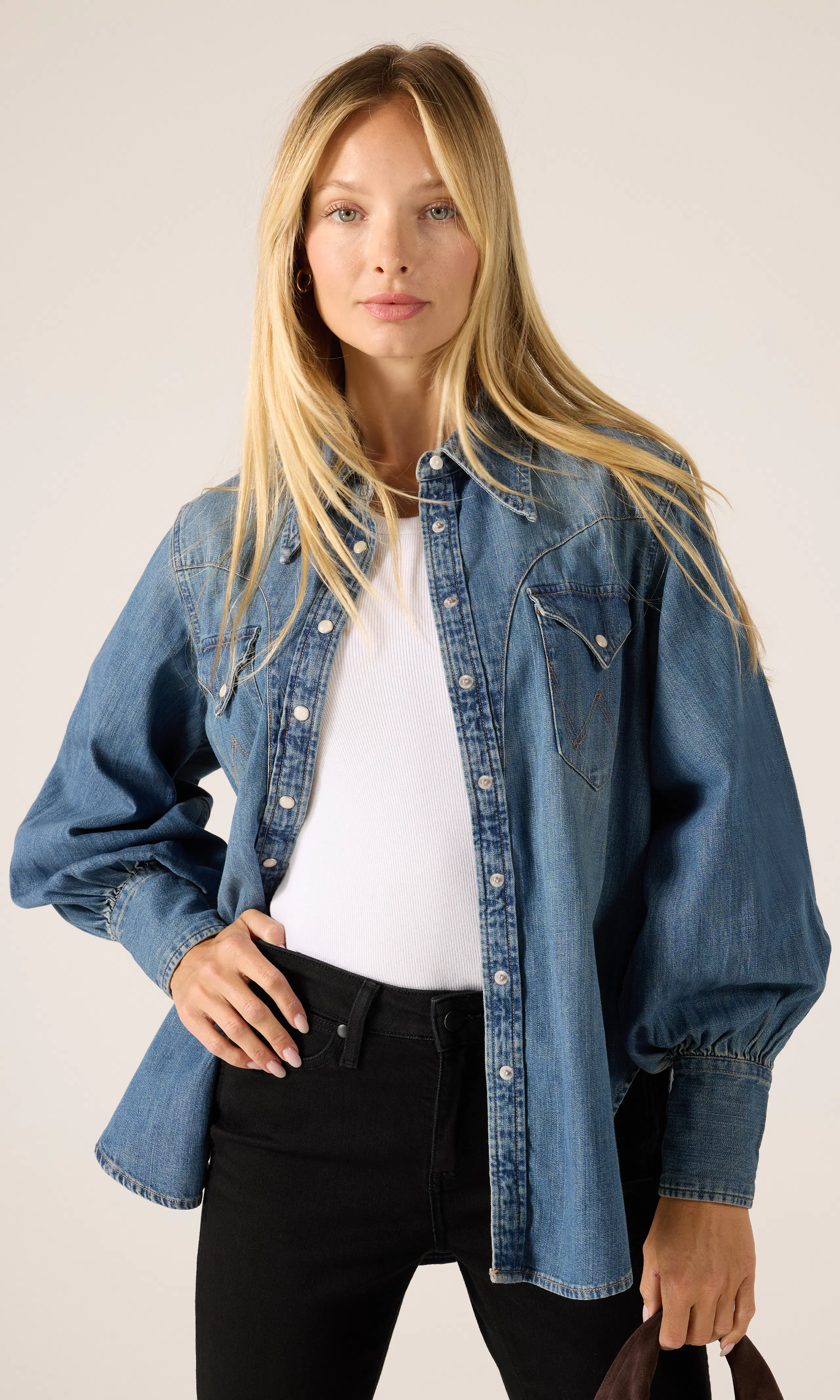 Exaggerated Western Medium Blå Denim Skjorte. Front. Model.