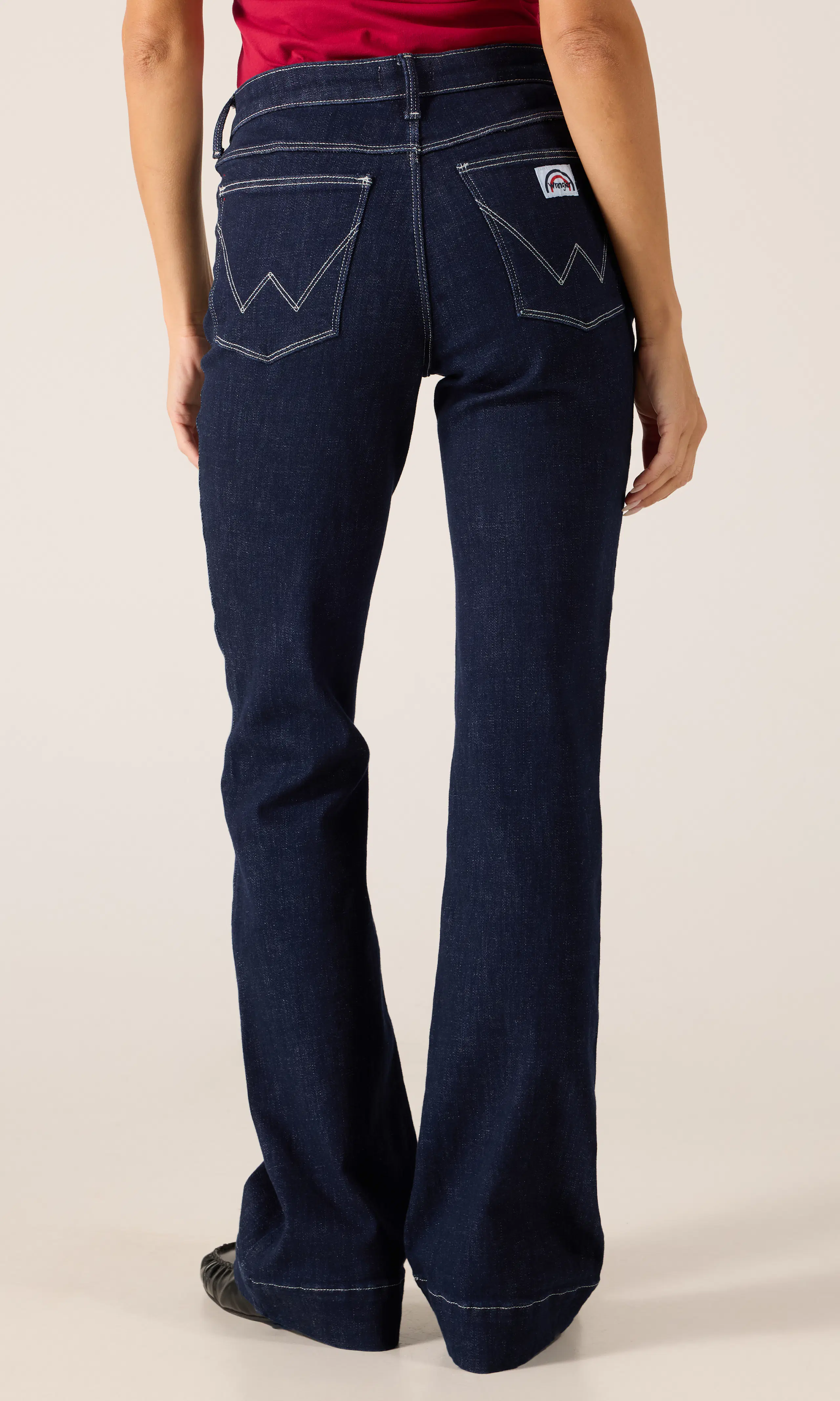 Flare Mörkblå Jeans. Back. Model.