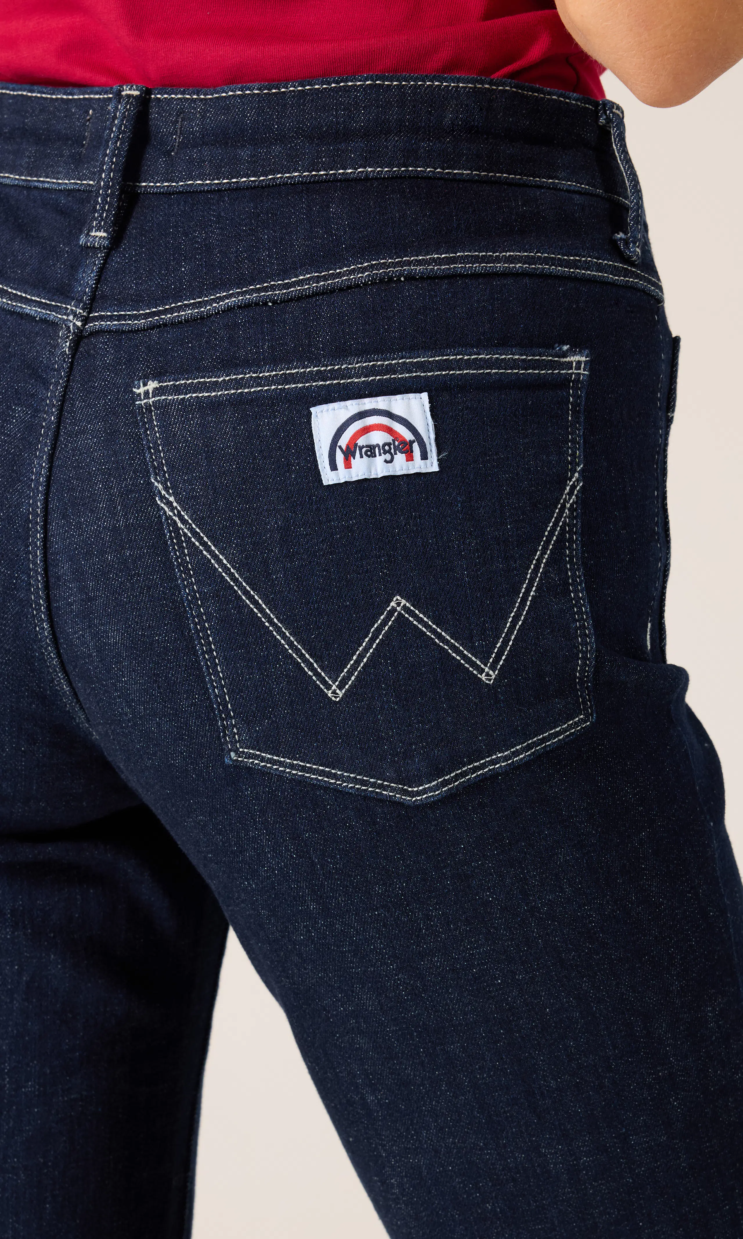 Flare Mörkblå Jeans. Detail 1. Model.