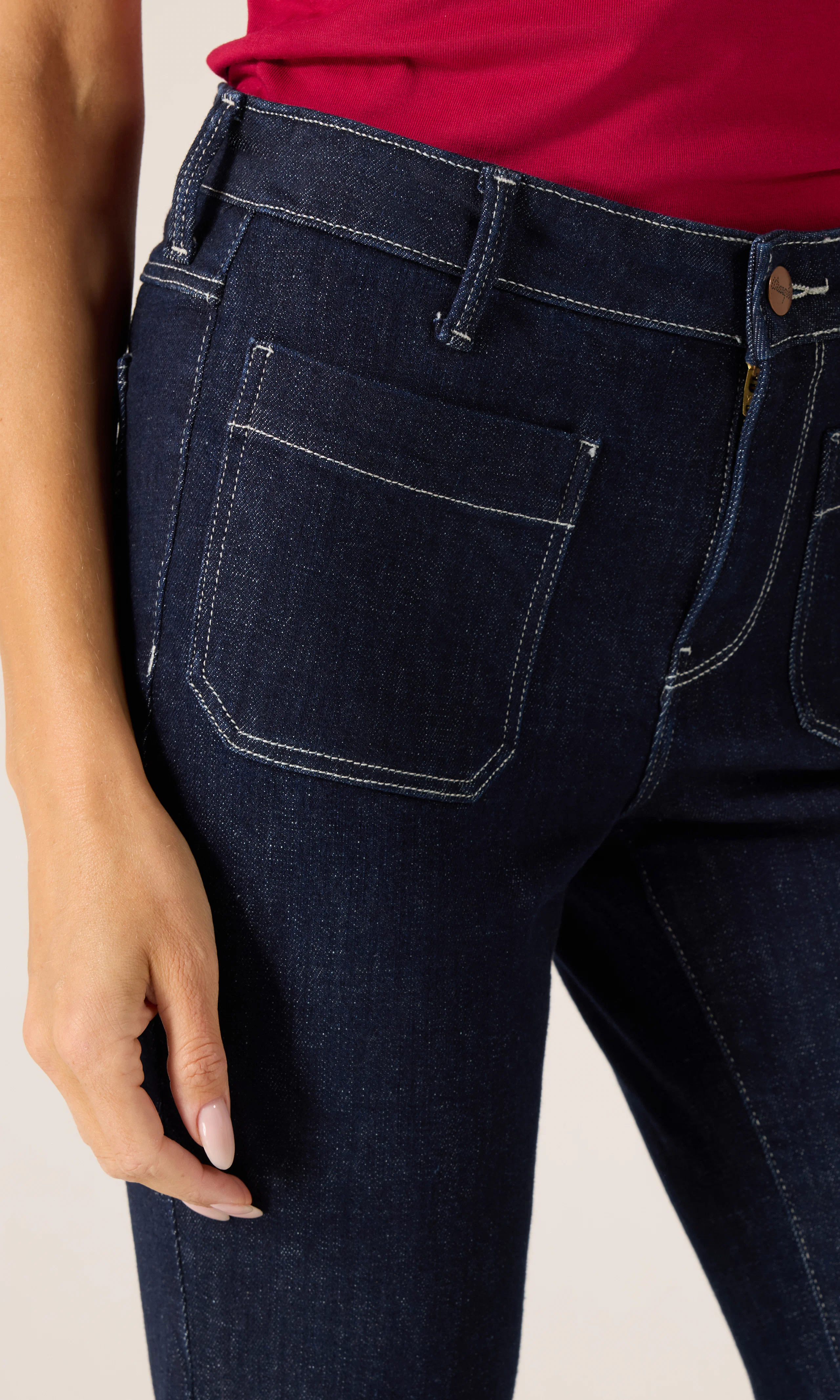 Flare Mörkblå Jeans. Detail 2. Model.