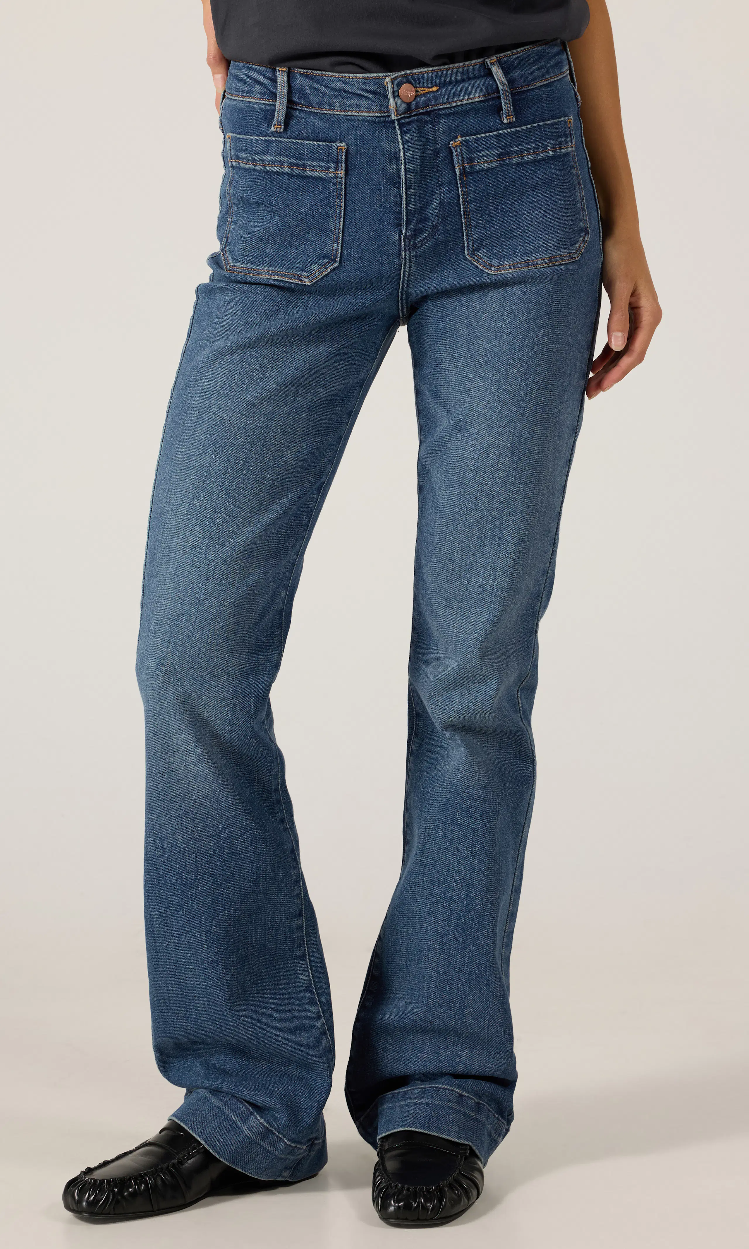 w_112386745_rustic ret_Flare. Front. Model.