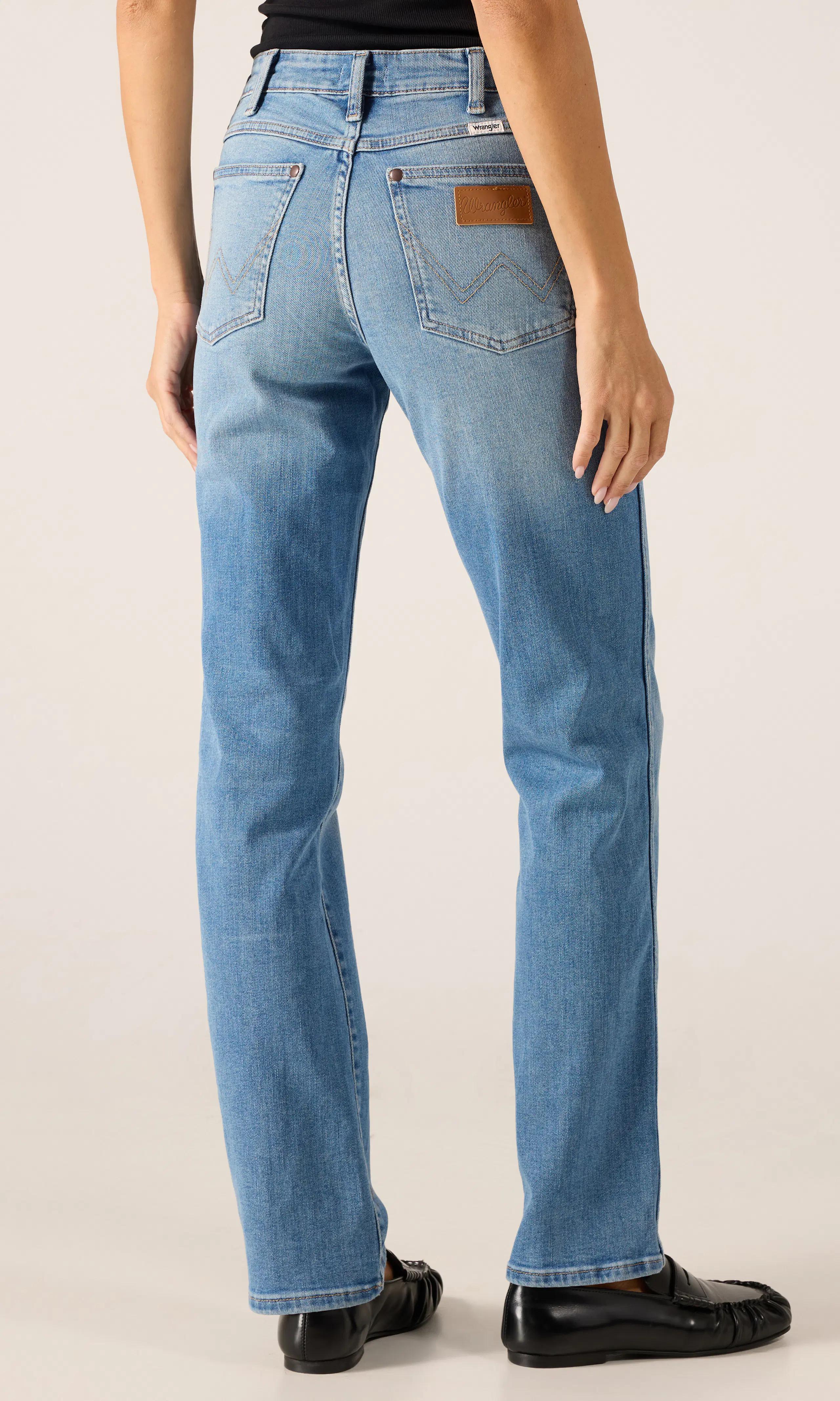 Straight Lys Blå Jeans. Back. Model.