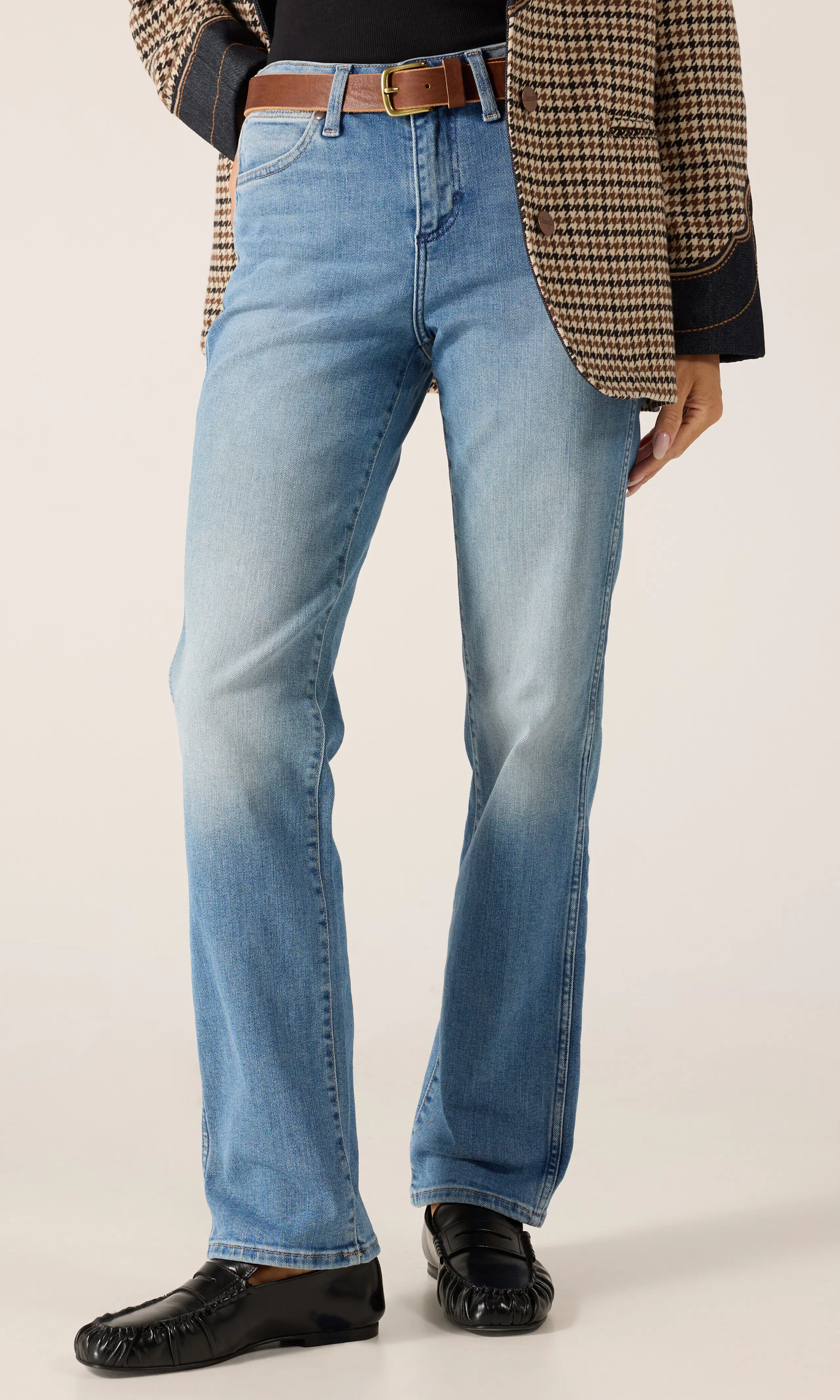 Straight Lys Blå Jeans. Front. Model.