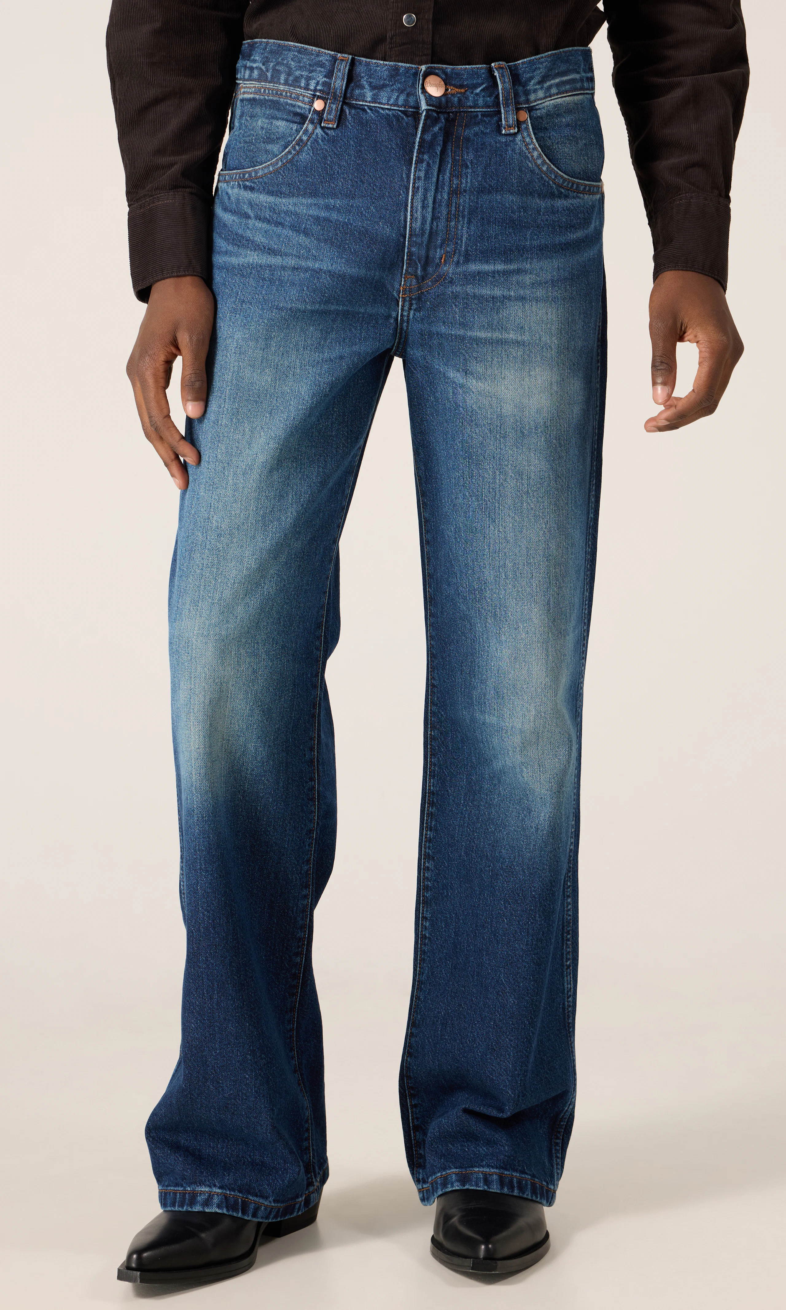 Loose Boot Mörkblå Jeans. Front. Model.