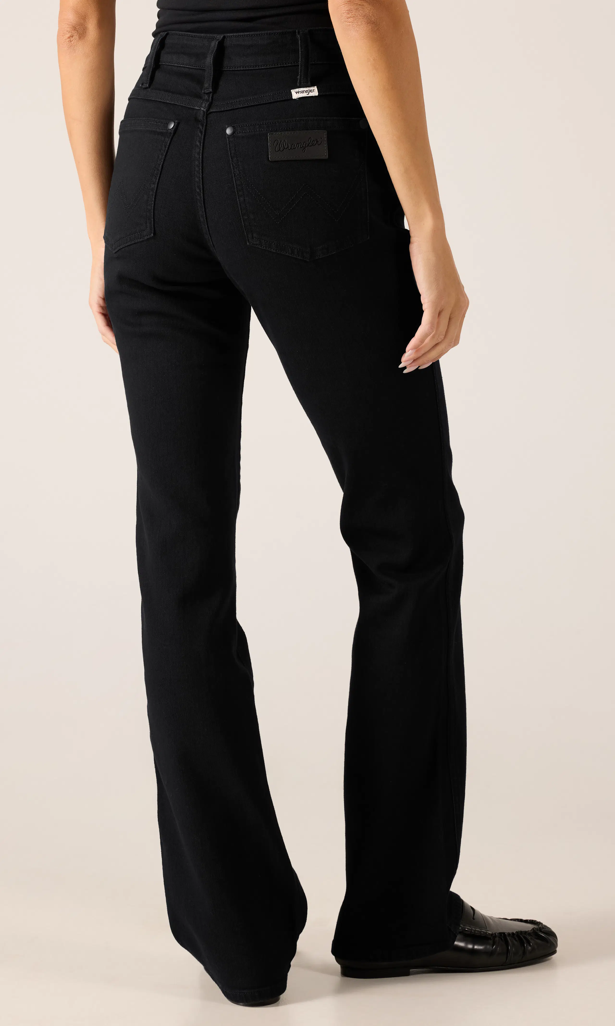 Dallas Svarta Jeans. Back. Model.