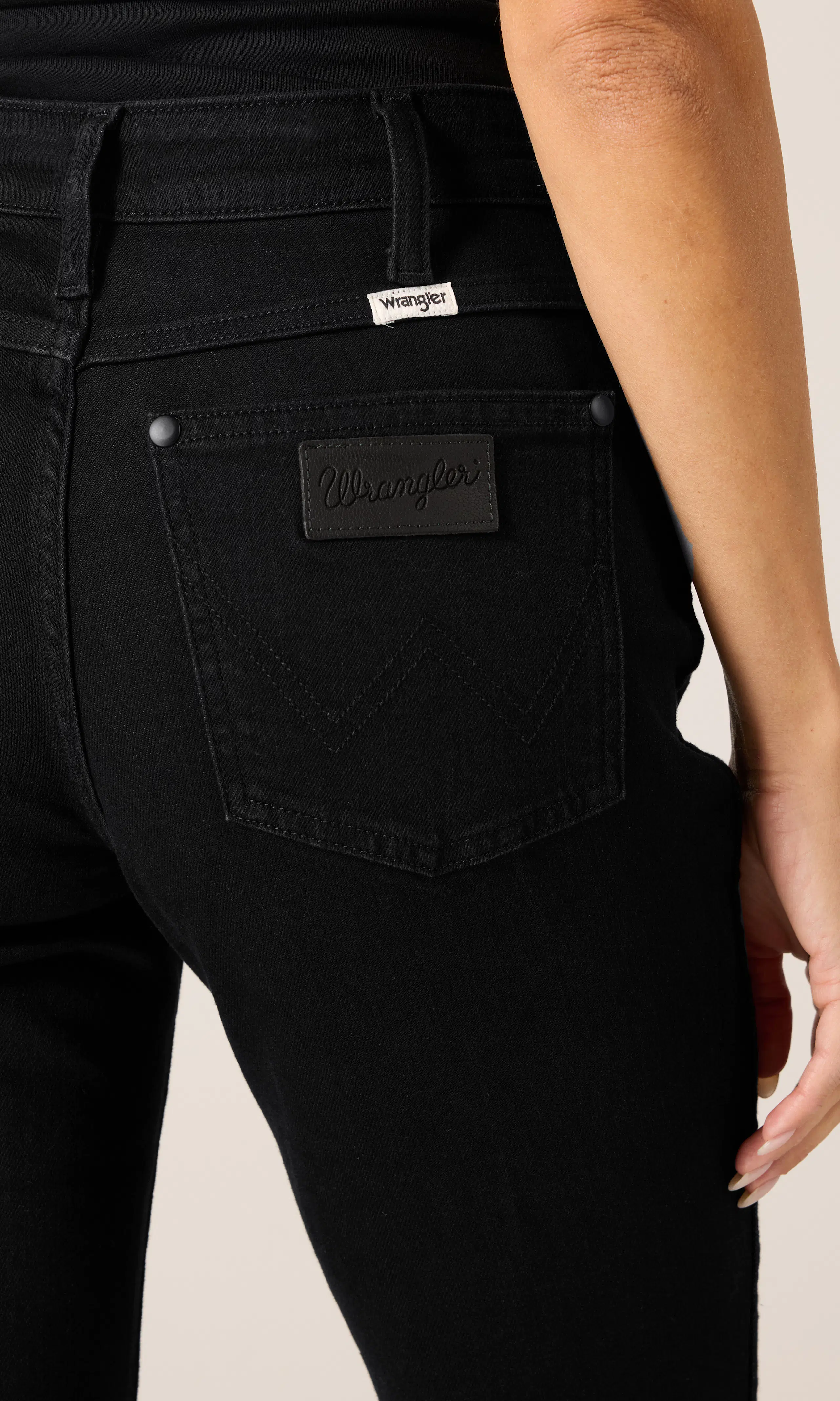 Dallas Svarta Jeans. Detail 1. Model.
