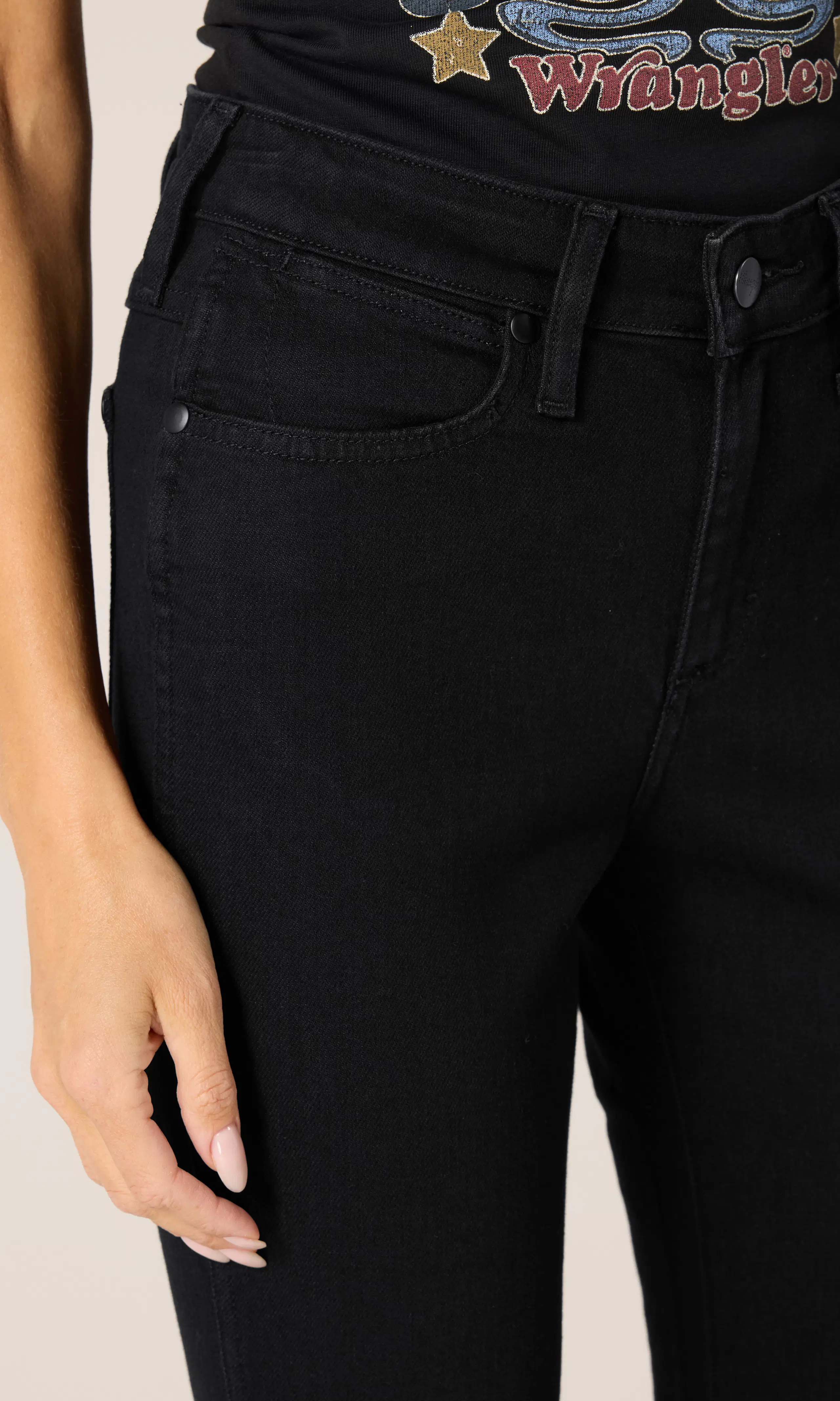 Dallas Svarta Jeans. Detail 2. Model.