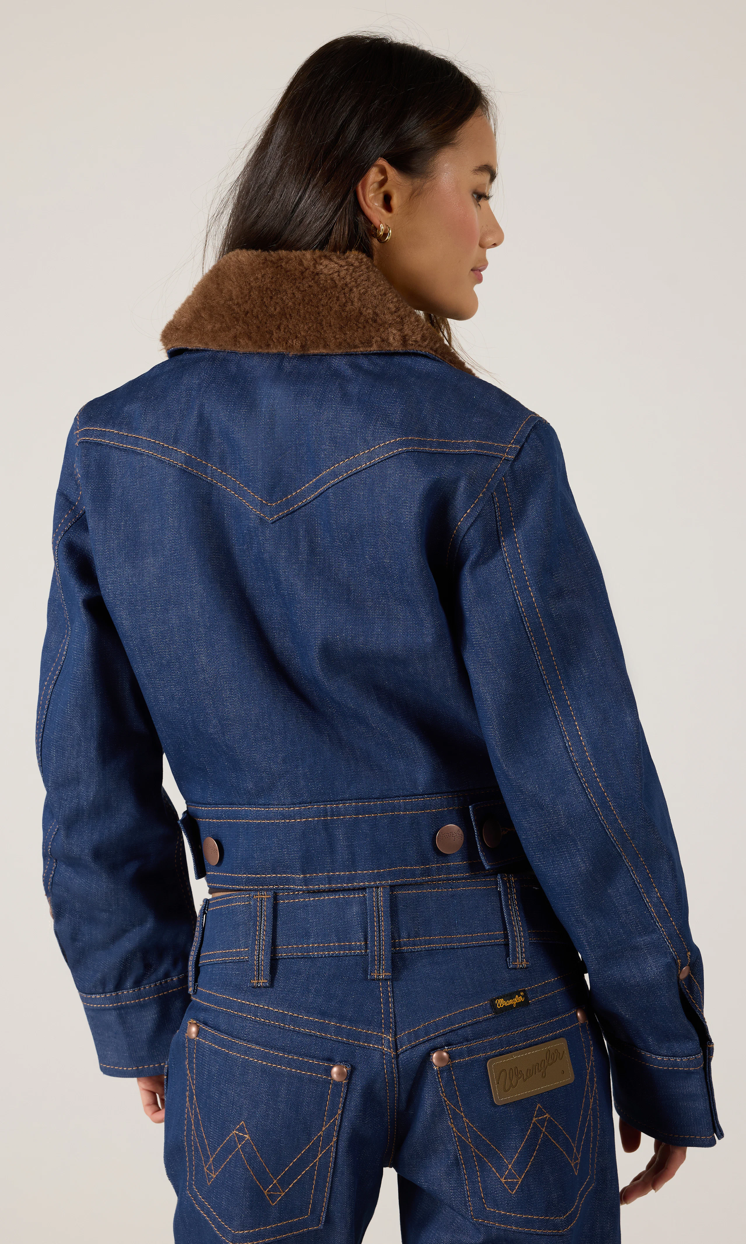 Super Jacket Farkkutakki. Back. Model.