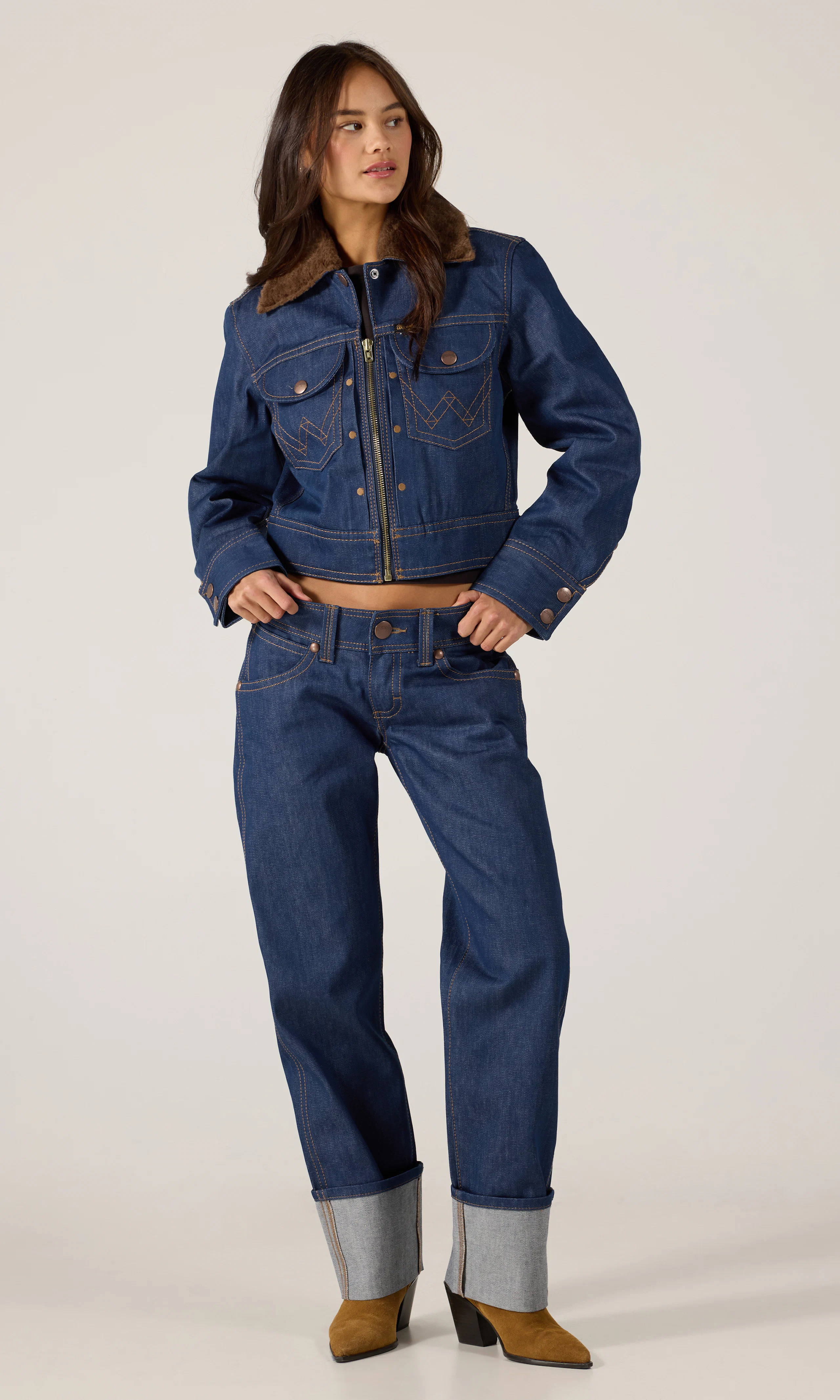 Super Jacket Farkkutakki. Front 1. Model.