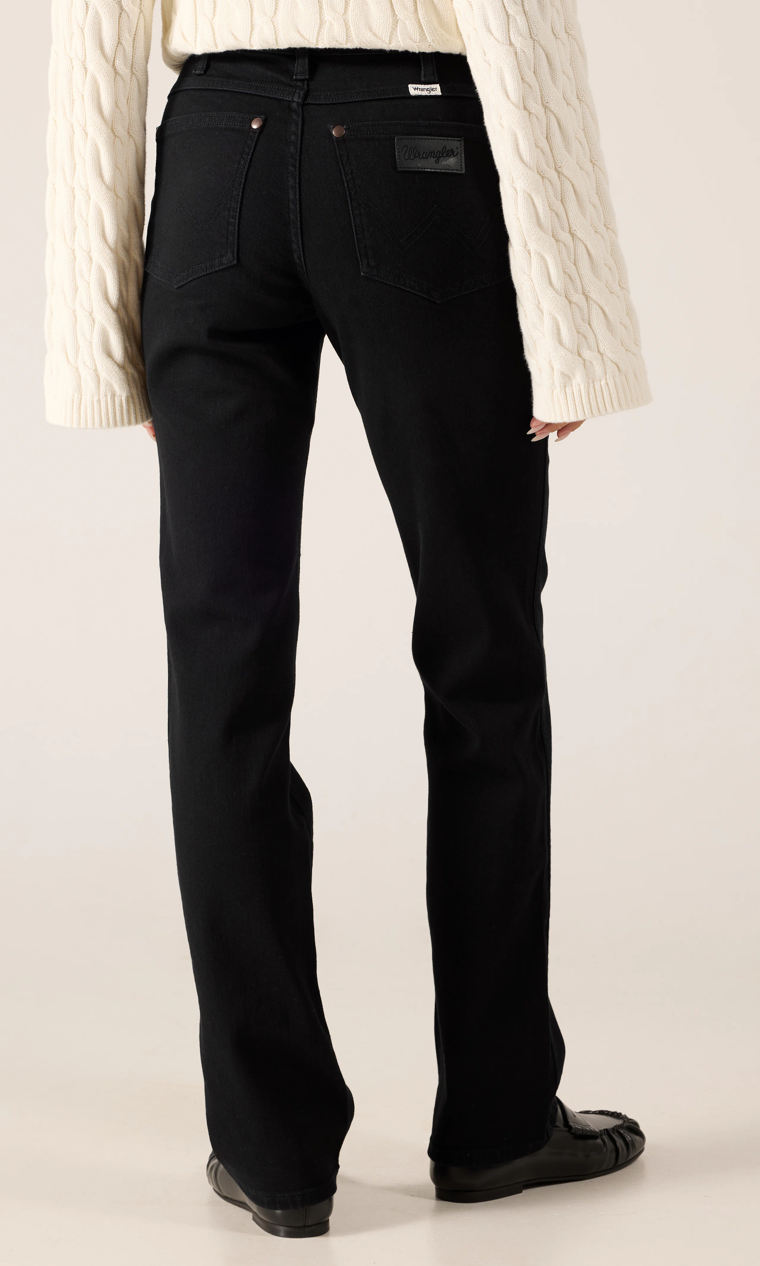Straight Svarta Jeans. Back. Model.