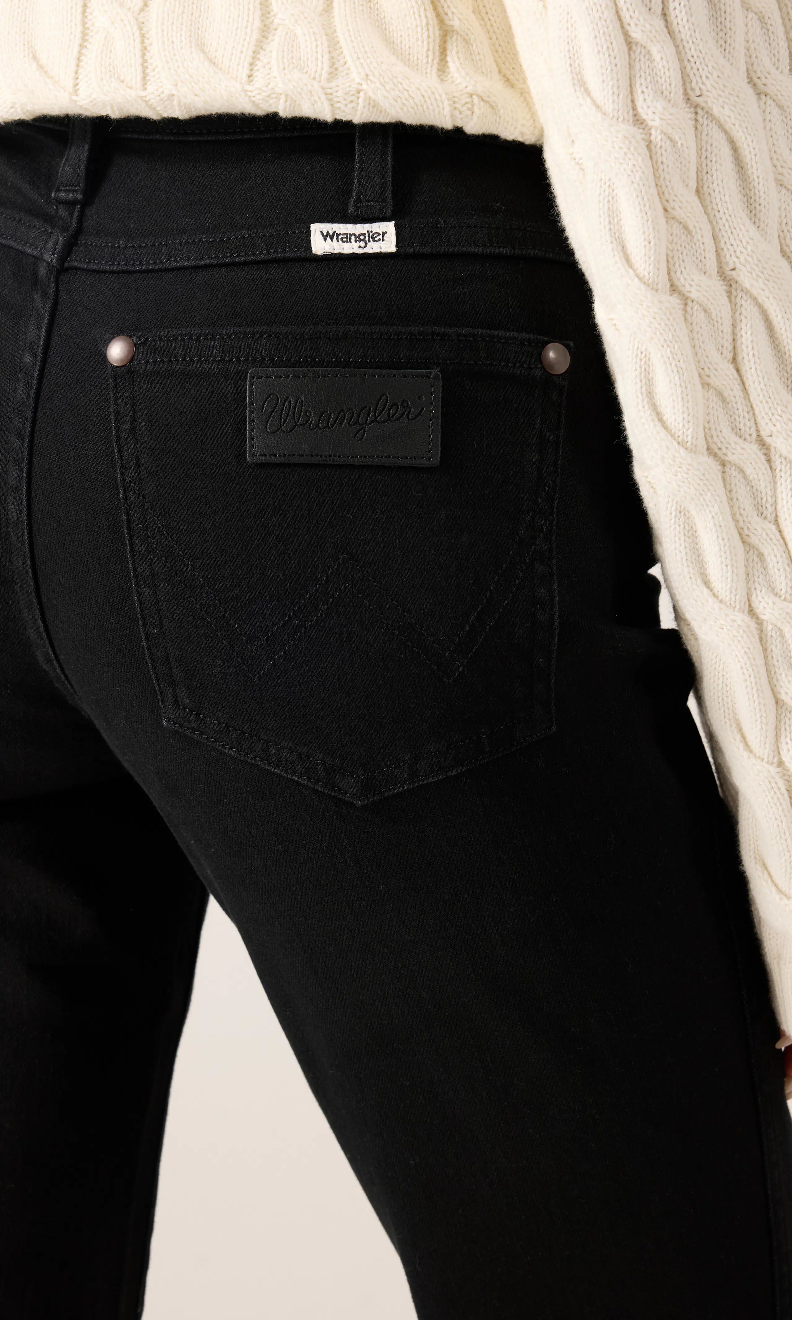 Straight Svarta Jeans. Detail 1. Model.