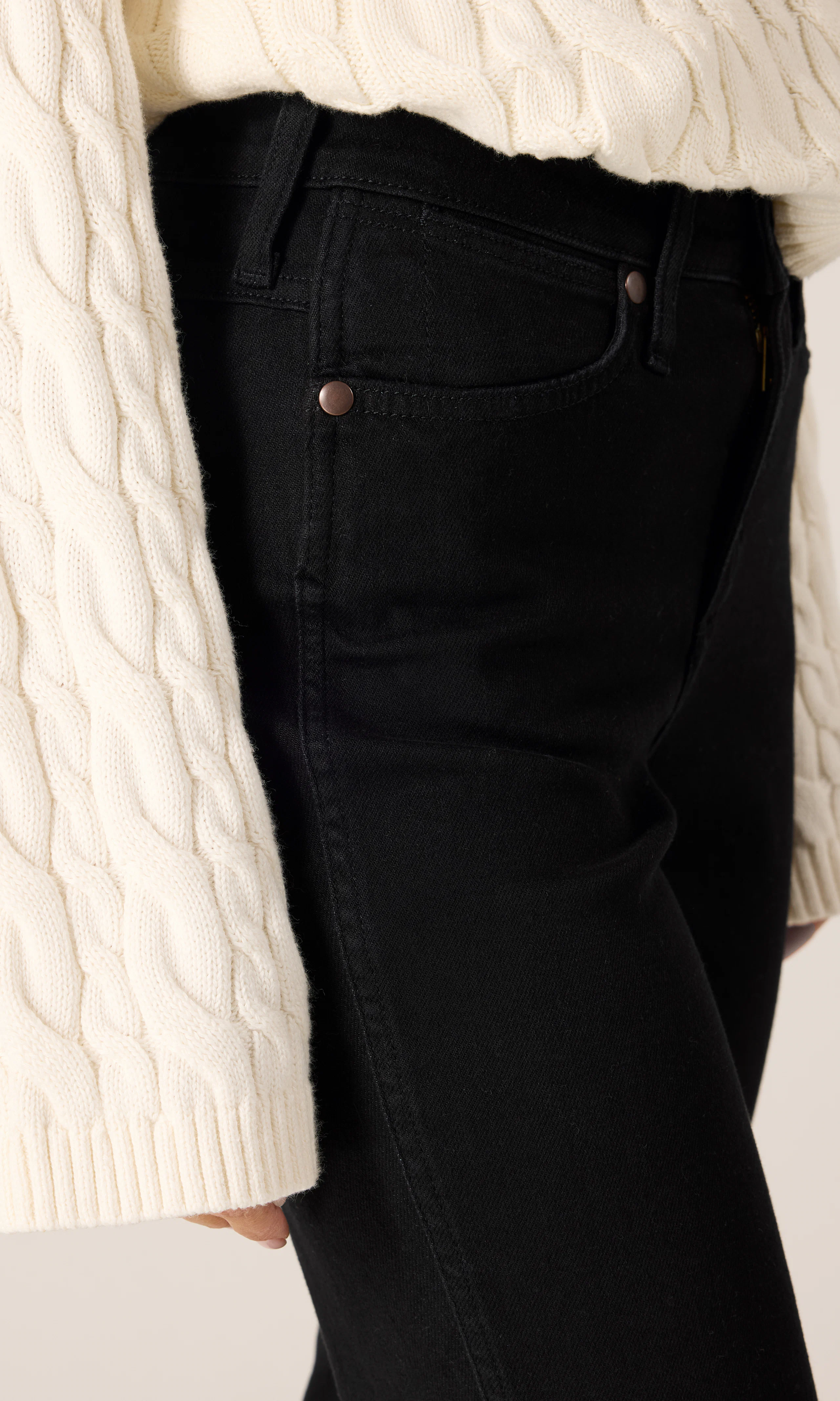 Straight Svarta Jeans. Detail 2. Model.