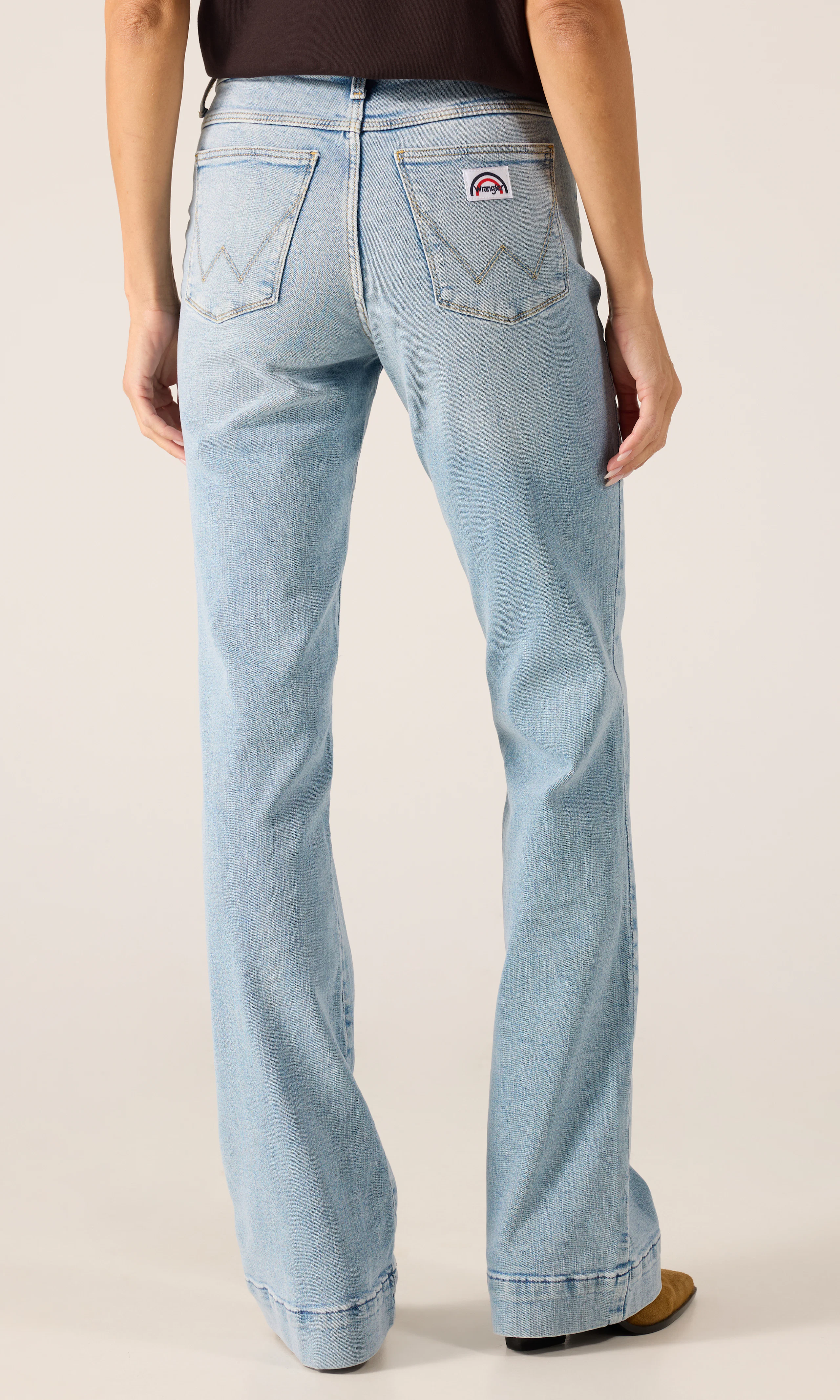 Flare Lys Blå Jeans. Back. Model.